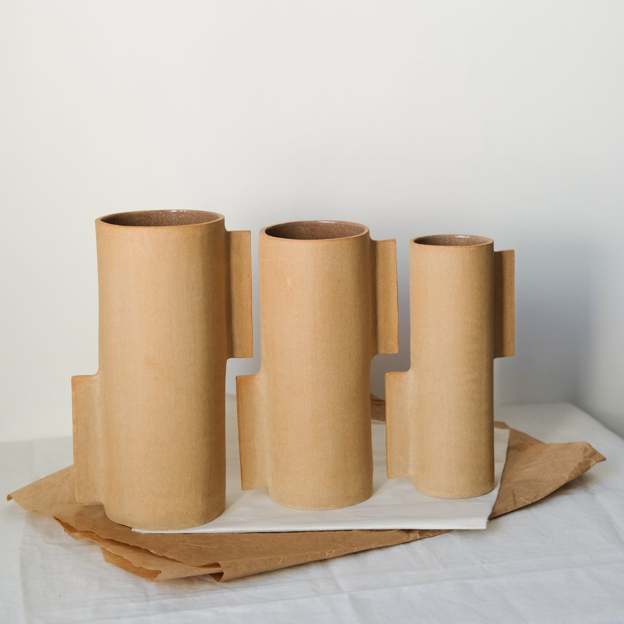 Vase L en grès roux par Marguicha chez Brutal Ceramics