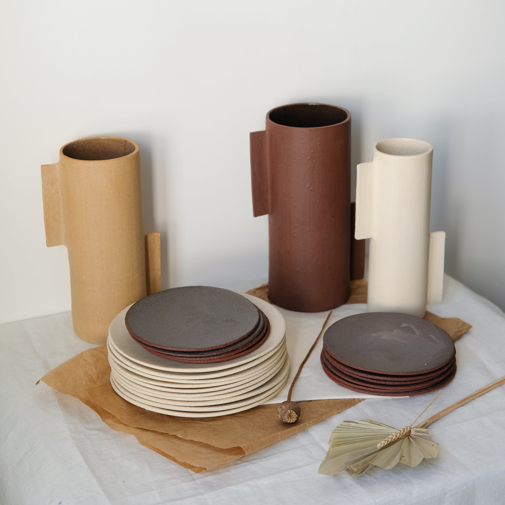 Assiette en grès blanc par Marguicha chez Brutal Ceramics