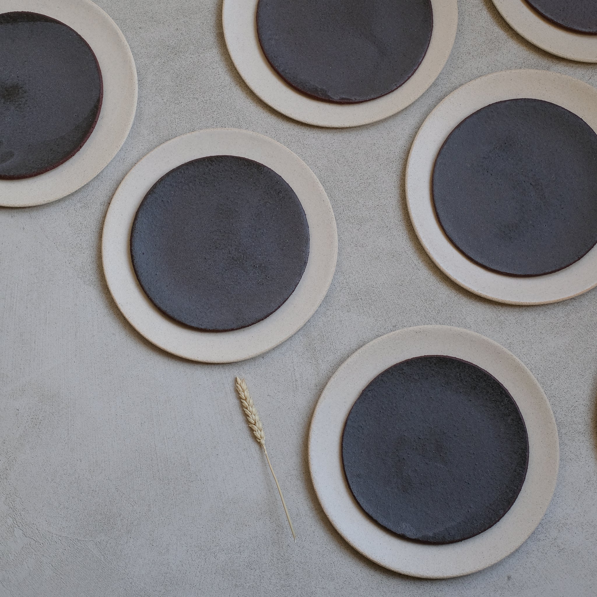 Assiette en grès blanc par Marguicha chez Brutal Ceramics