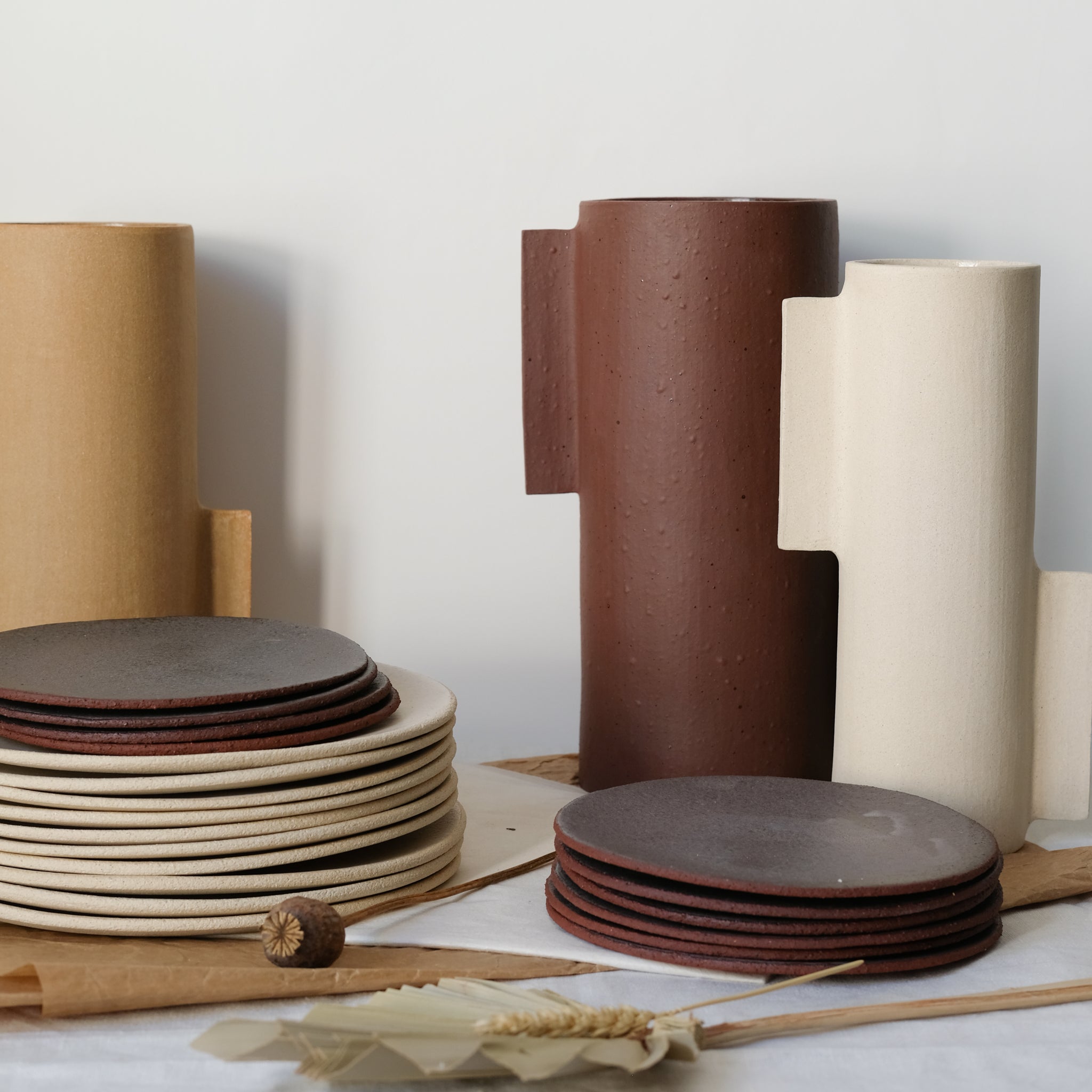 Assiette en grès rouge par Marguicha chez Brutal Ceramics