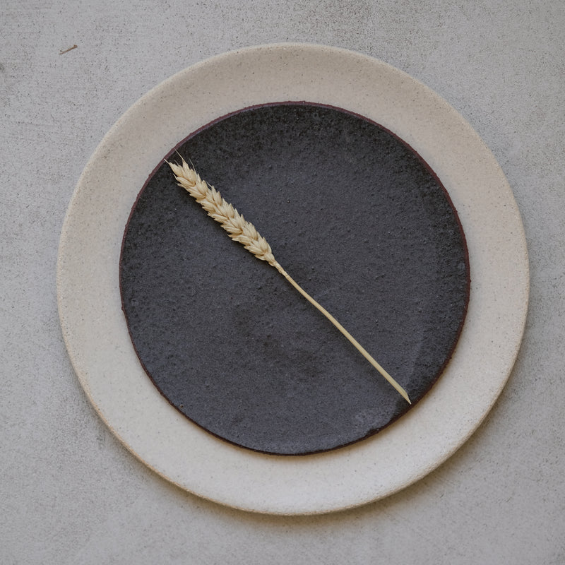 Assiette en grès blanc par Marguicha chez Brutal Ceramics