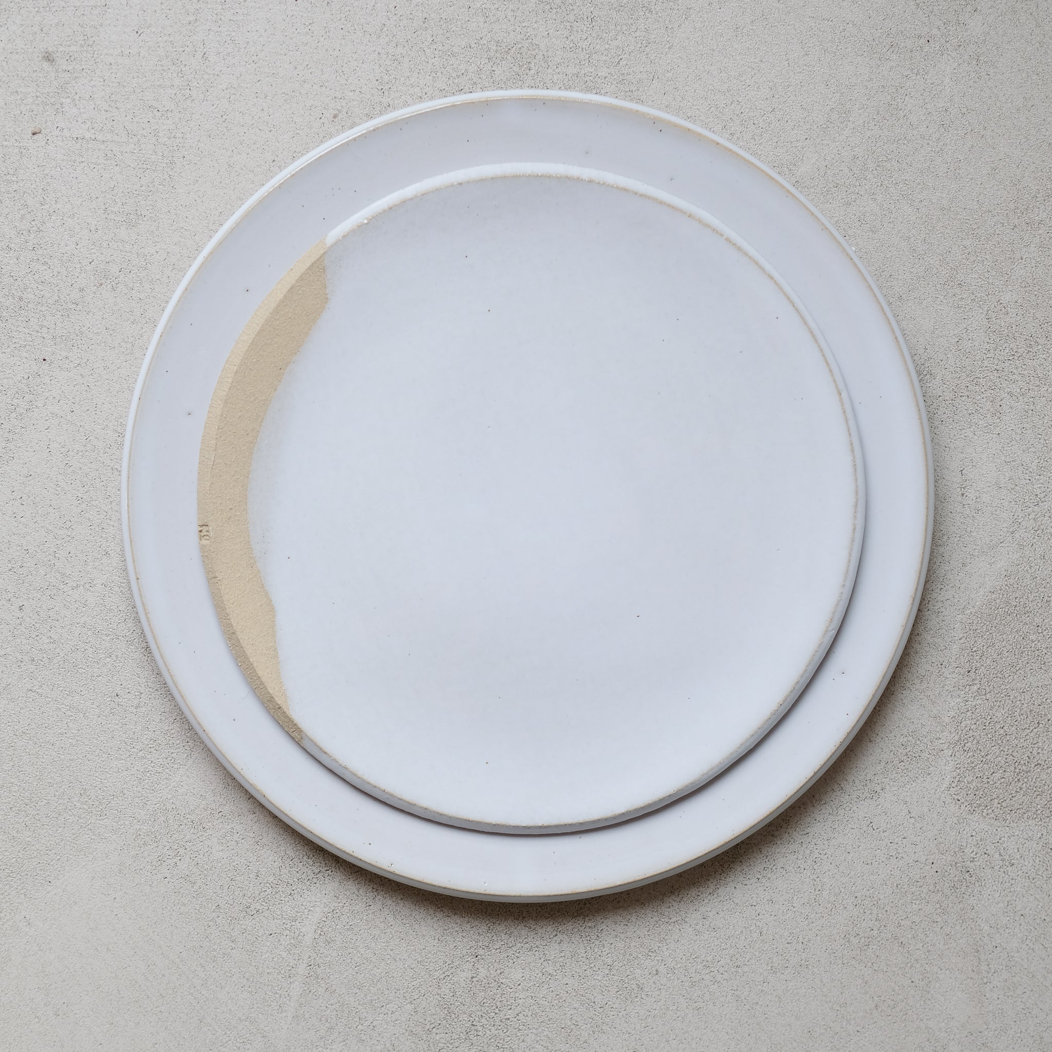 Assiette D28cm grès par No Ceramic chez Brutal Ceramics