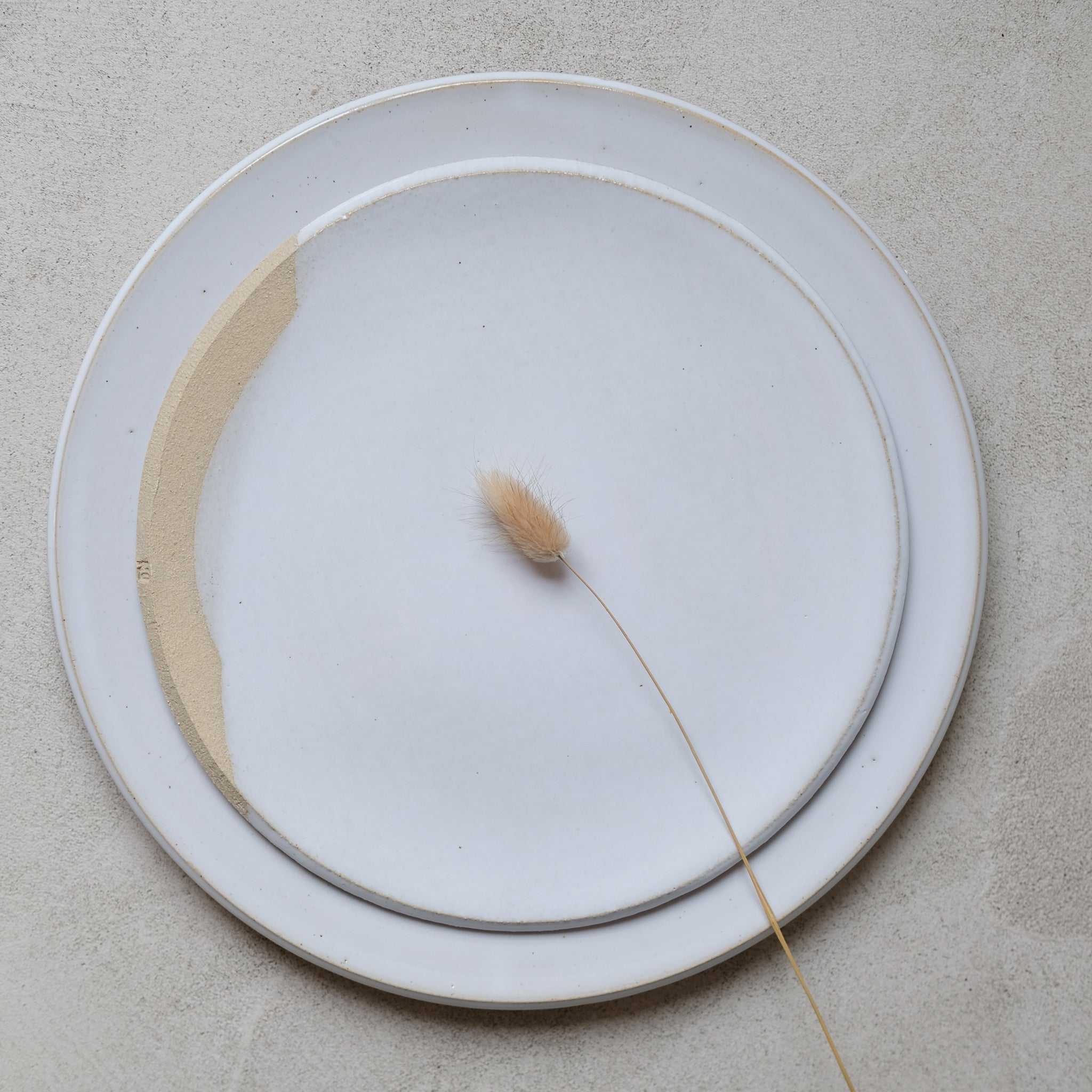 Assiette D23cm grès par No Ceramic chez Brutal Ceramics