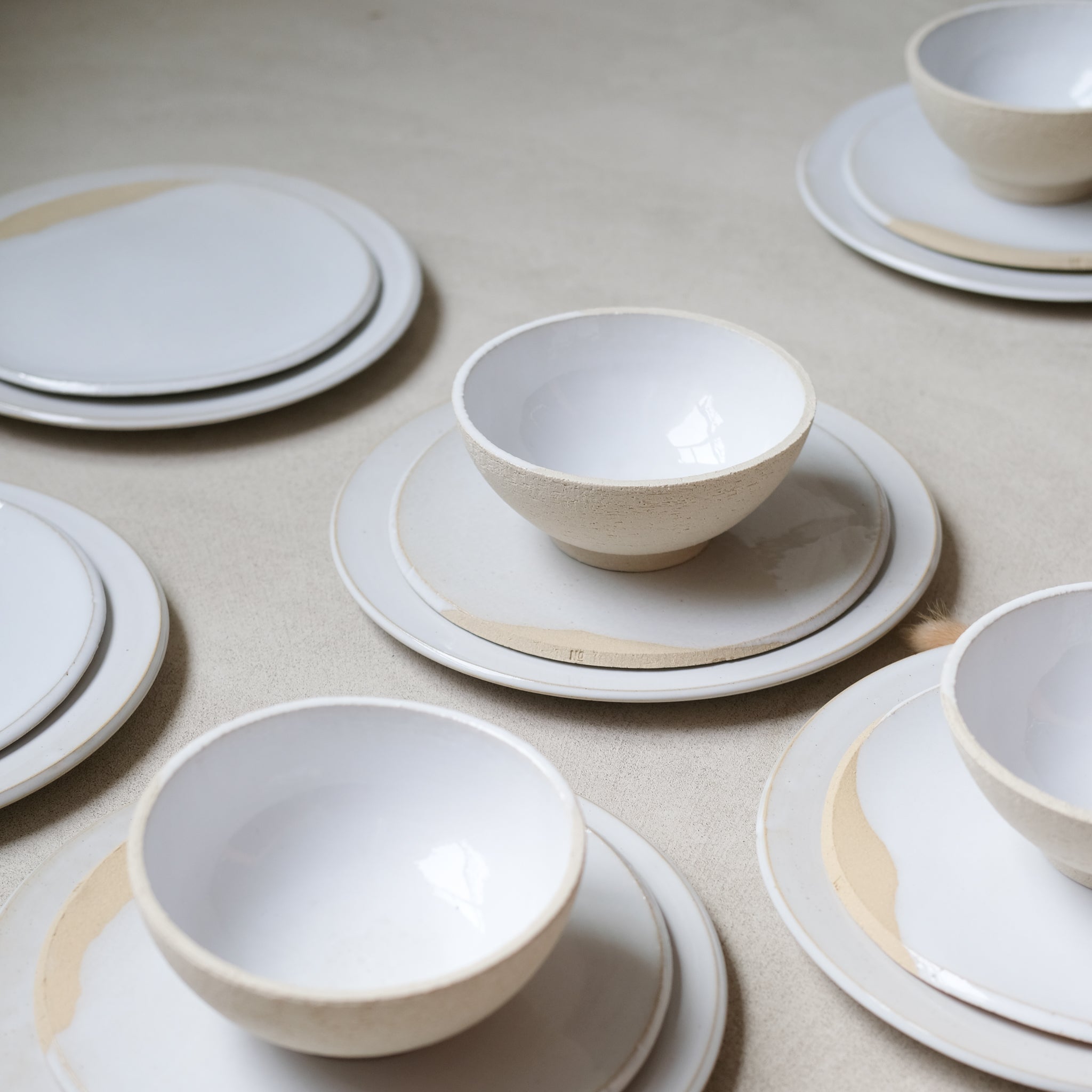 Assiette D28cm grès par No Ceramic chez Brutal Ceramics