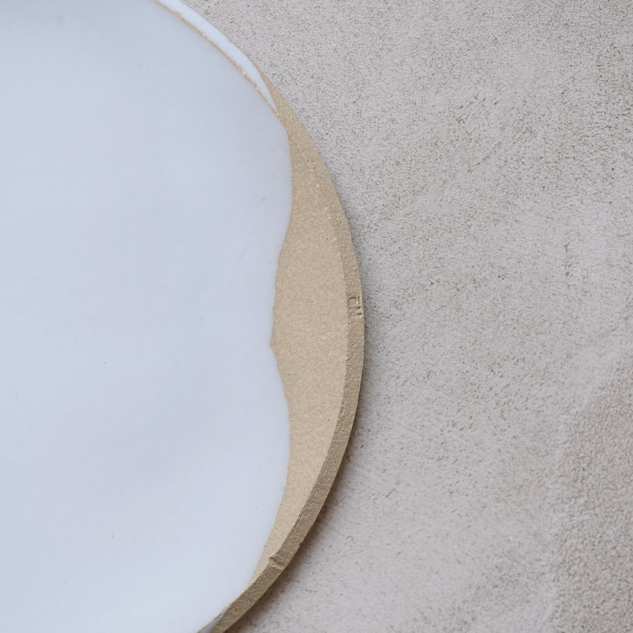 Assiette D23cm grès par No Ceramic chez Brutal Ceramics