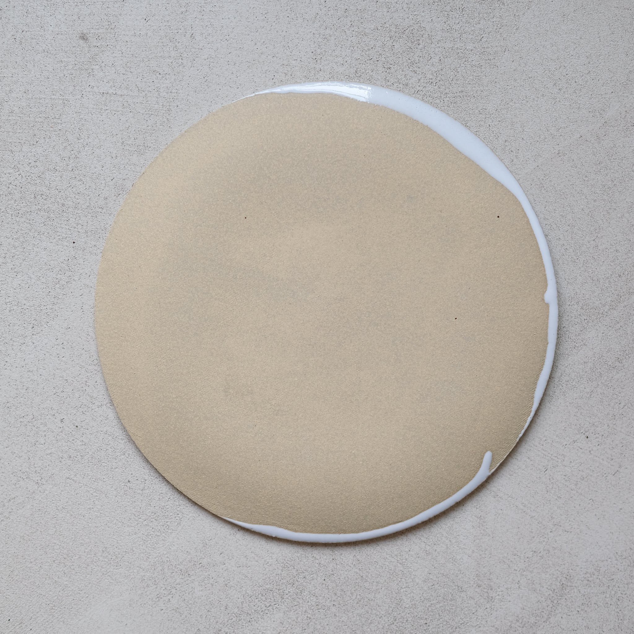 Assiette D23cm grès par No Ceramic chez Brutal Ceramics