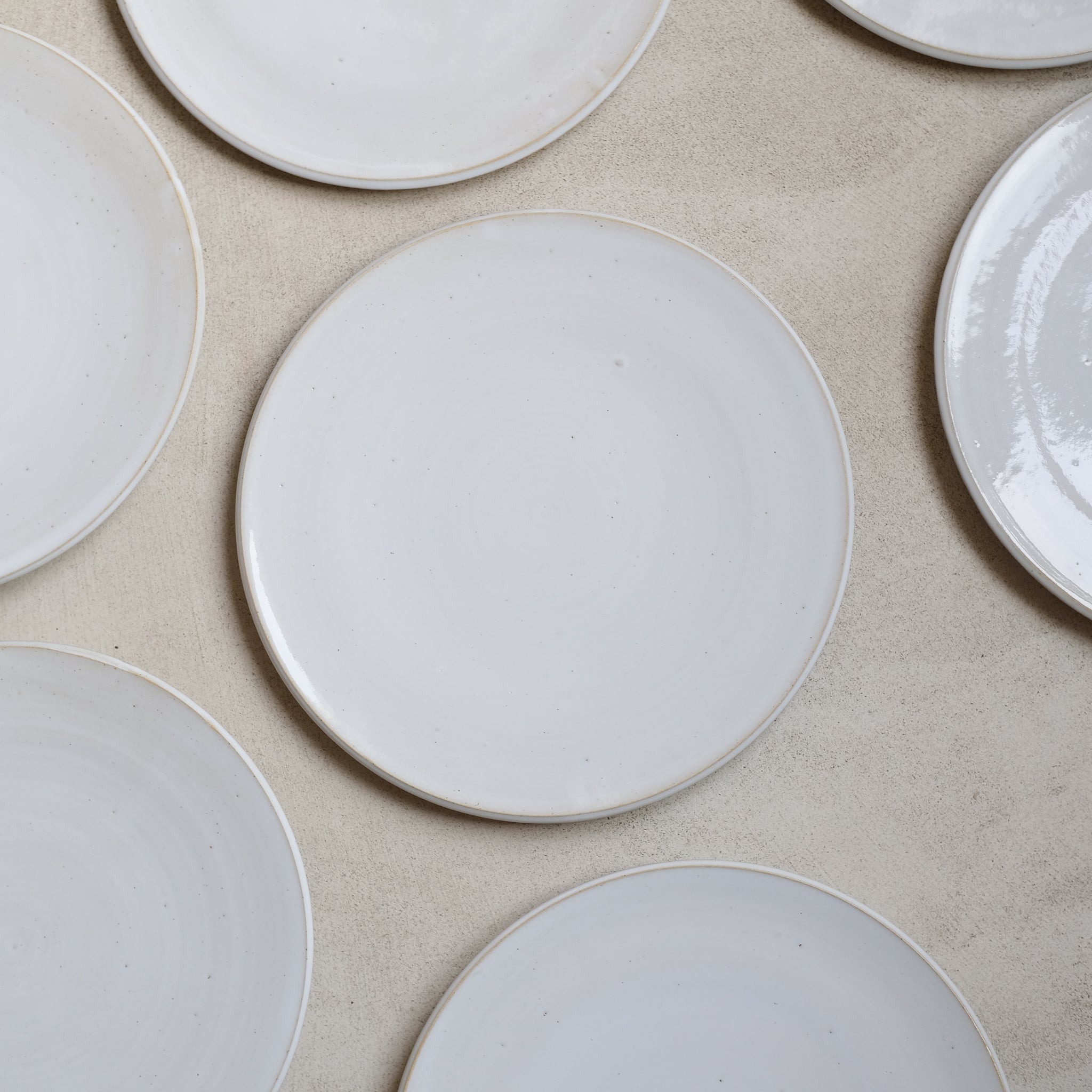 Assiette D28cm grès par No Ceramic chez Brutal Ceramics