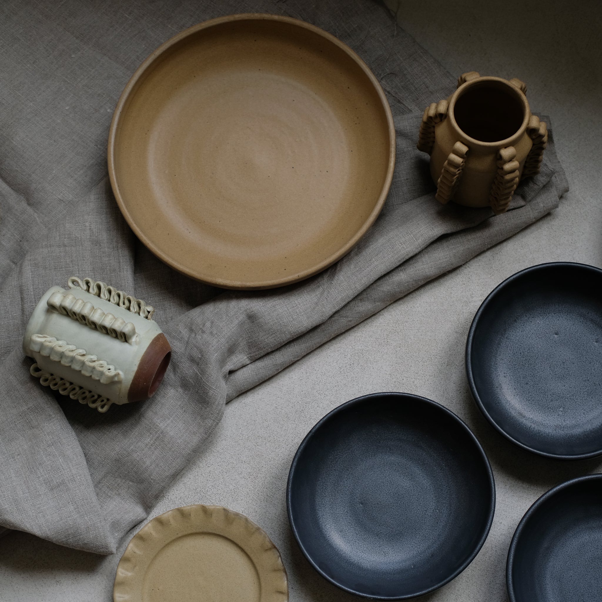 Plat de service en argile moutarde de Perla Valtierra chez Brutal Ceramics