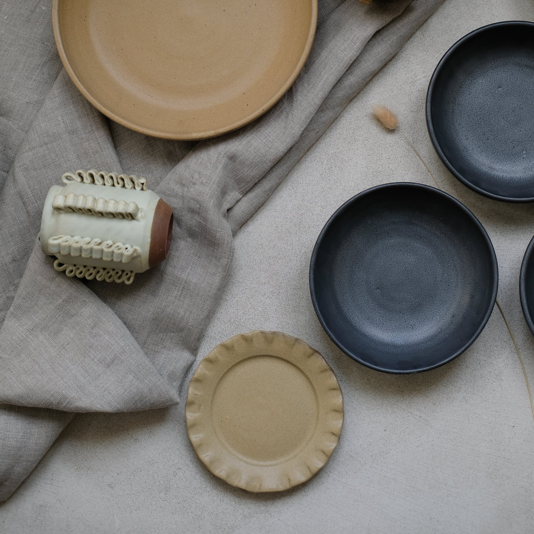 Les assiettes en argile rouge moutarde de Perla Valtierra chez Brutal Ceramics