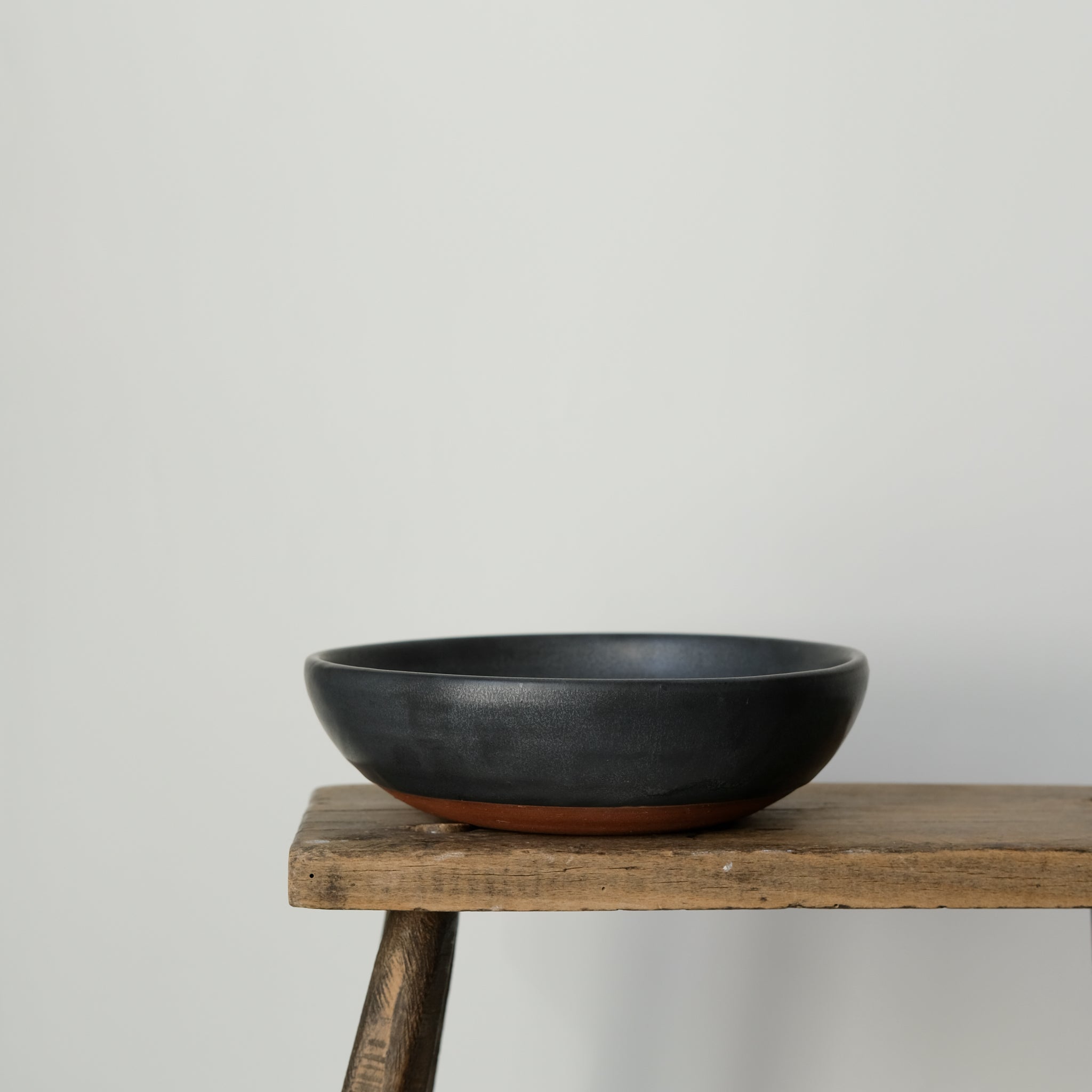 Assiette creuse en argilegris de Perla Valtierra chez Brutal Ceramics