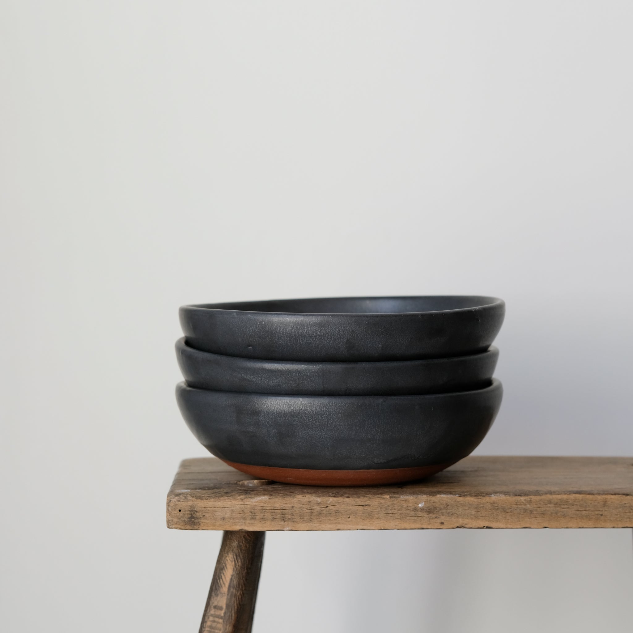 Assiette creuse en argile gris de Perla Valtierra chez Brutal Ceramics