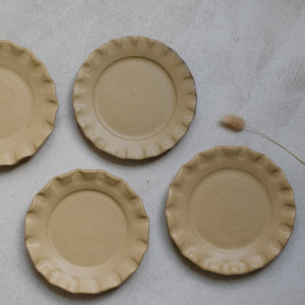 Les assiettes en argile rouge moutarde de Perla Valtierra chez Brutal Ceramics