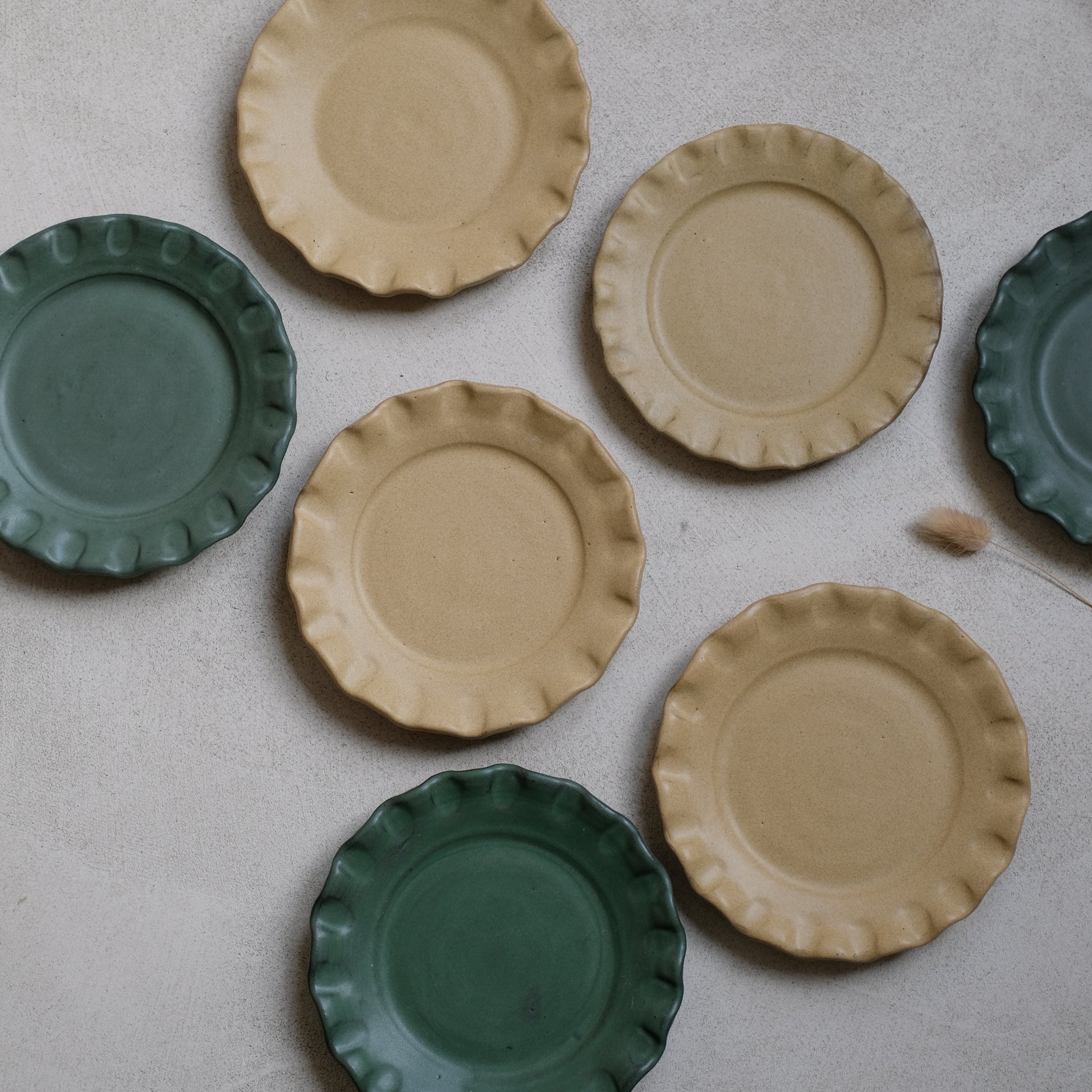 Les assiettes Lola vertes de Perla Valtierra Chez Brutal Ceramics