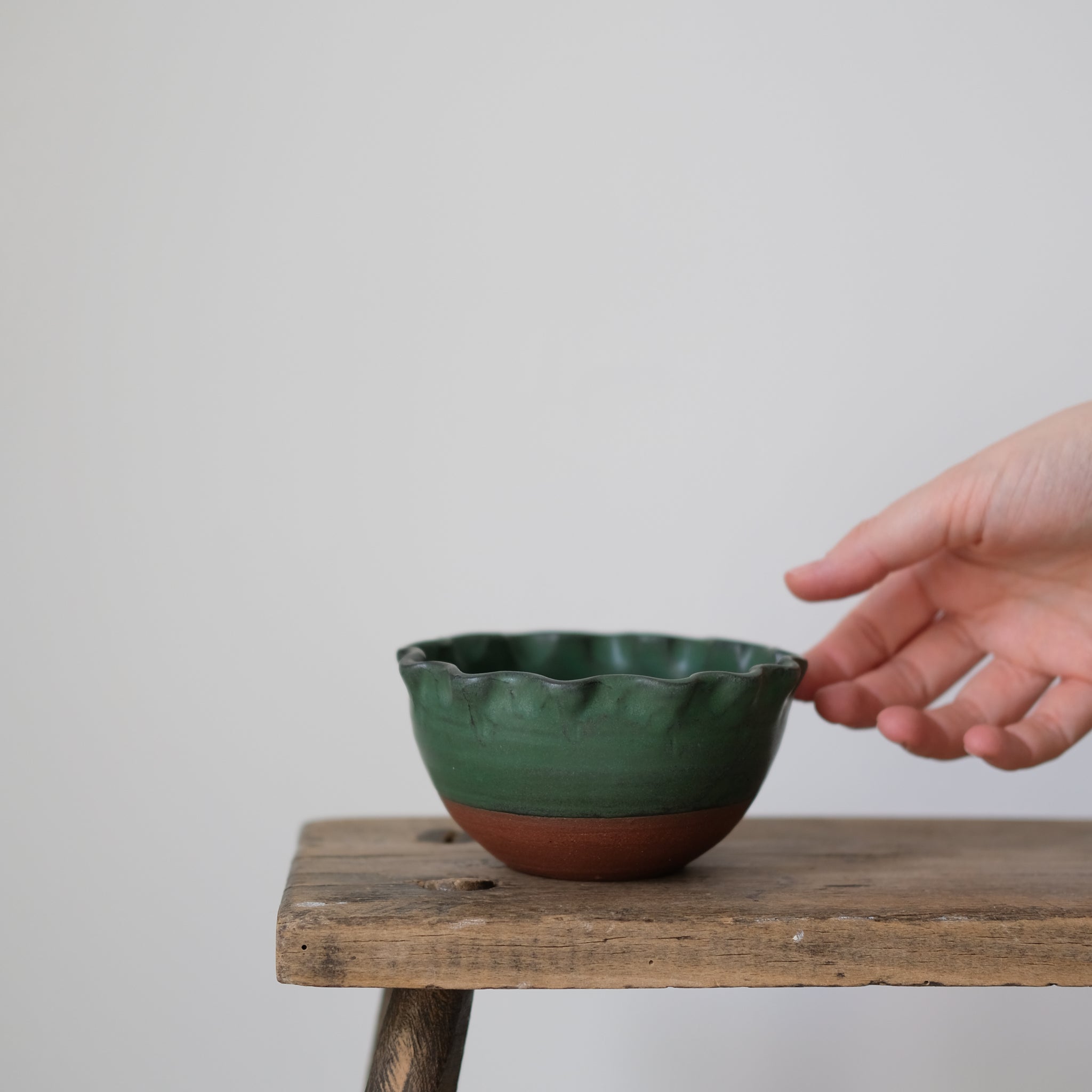 Bol en argile rouge verts de Perla Valtierra chez Brutal Ceramics