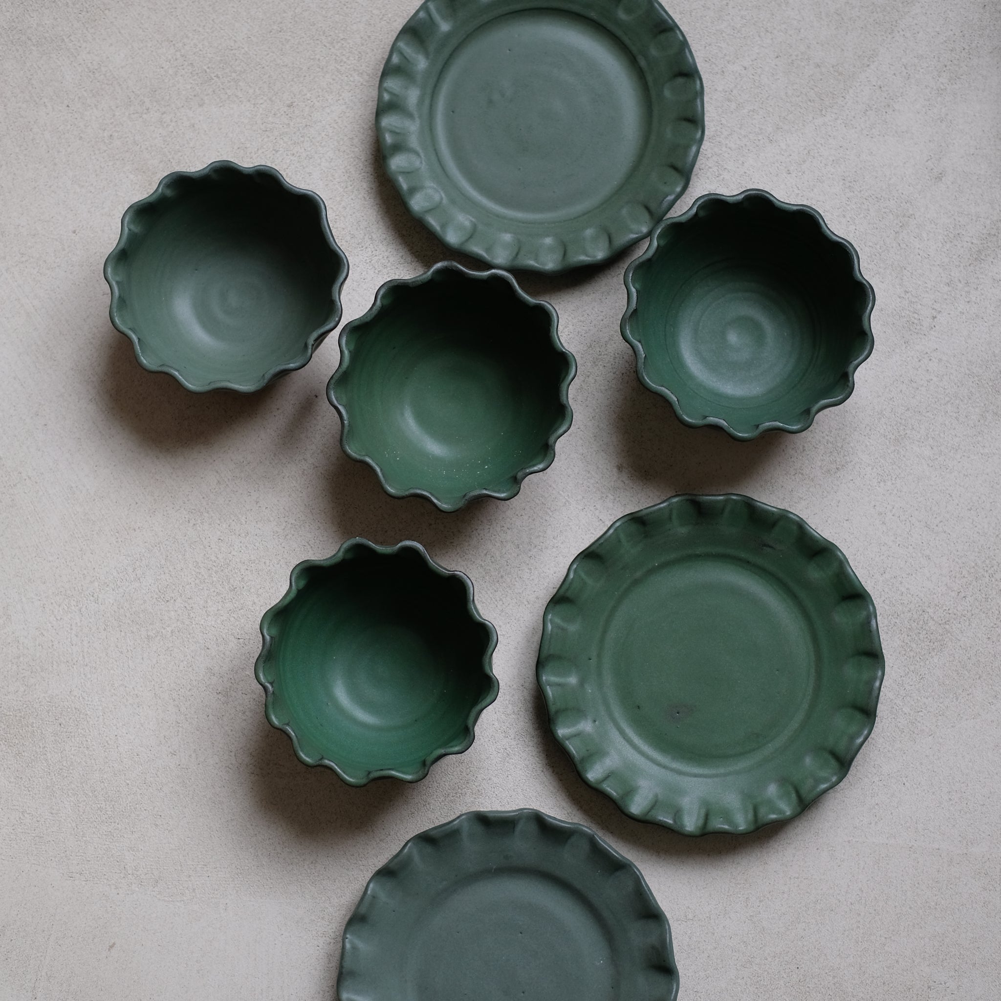 Les assiettes Lola vertes de Perla Valtierra Chez Brutal Ceramics