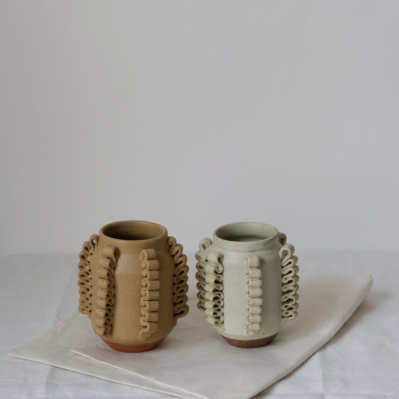 Vase Lola Mini moutarde de Perla Valtierra chez Brutal Ceramics