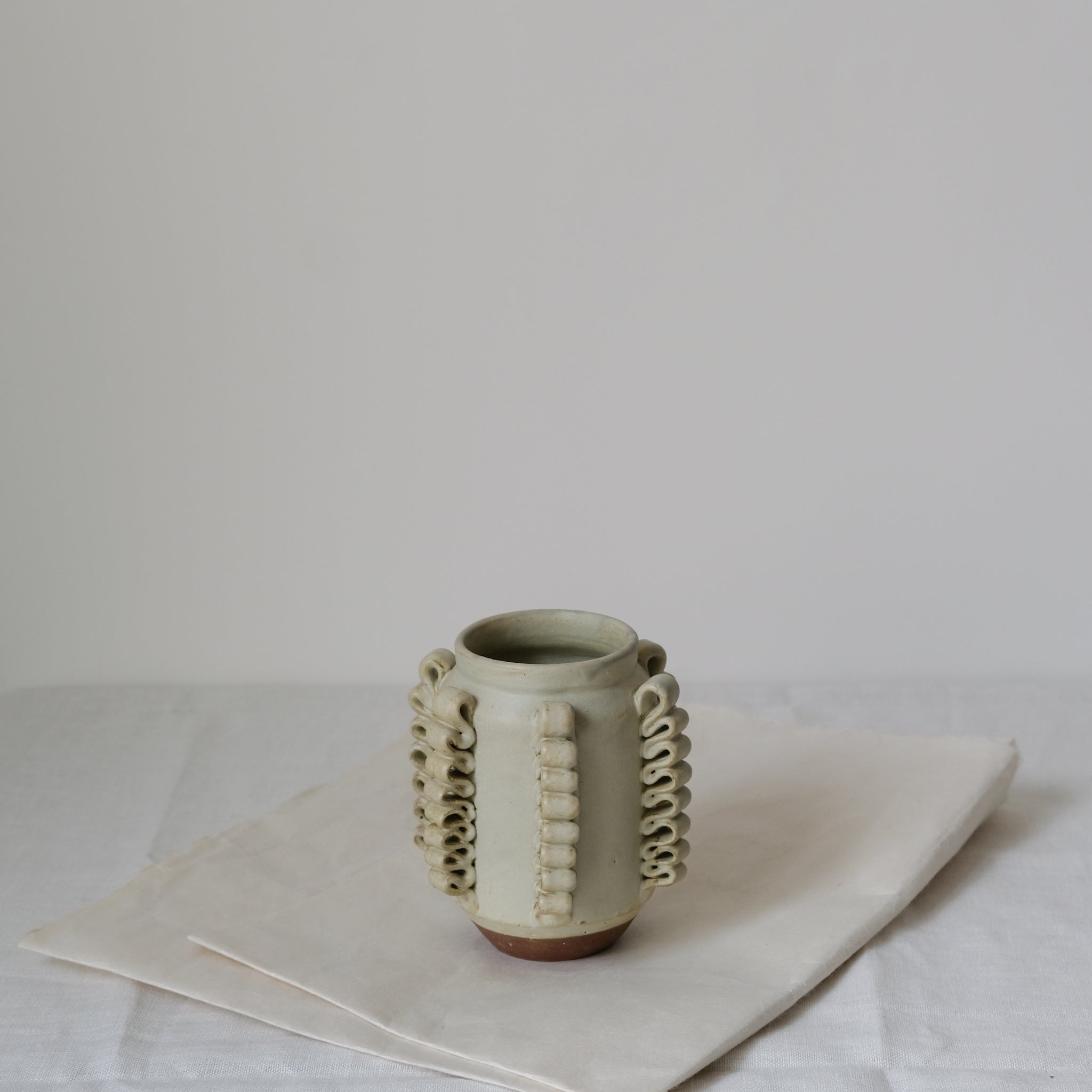 Vase Lola Mini beige de Perla Valtierra chez Brutal Ceramics