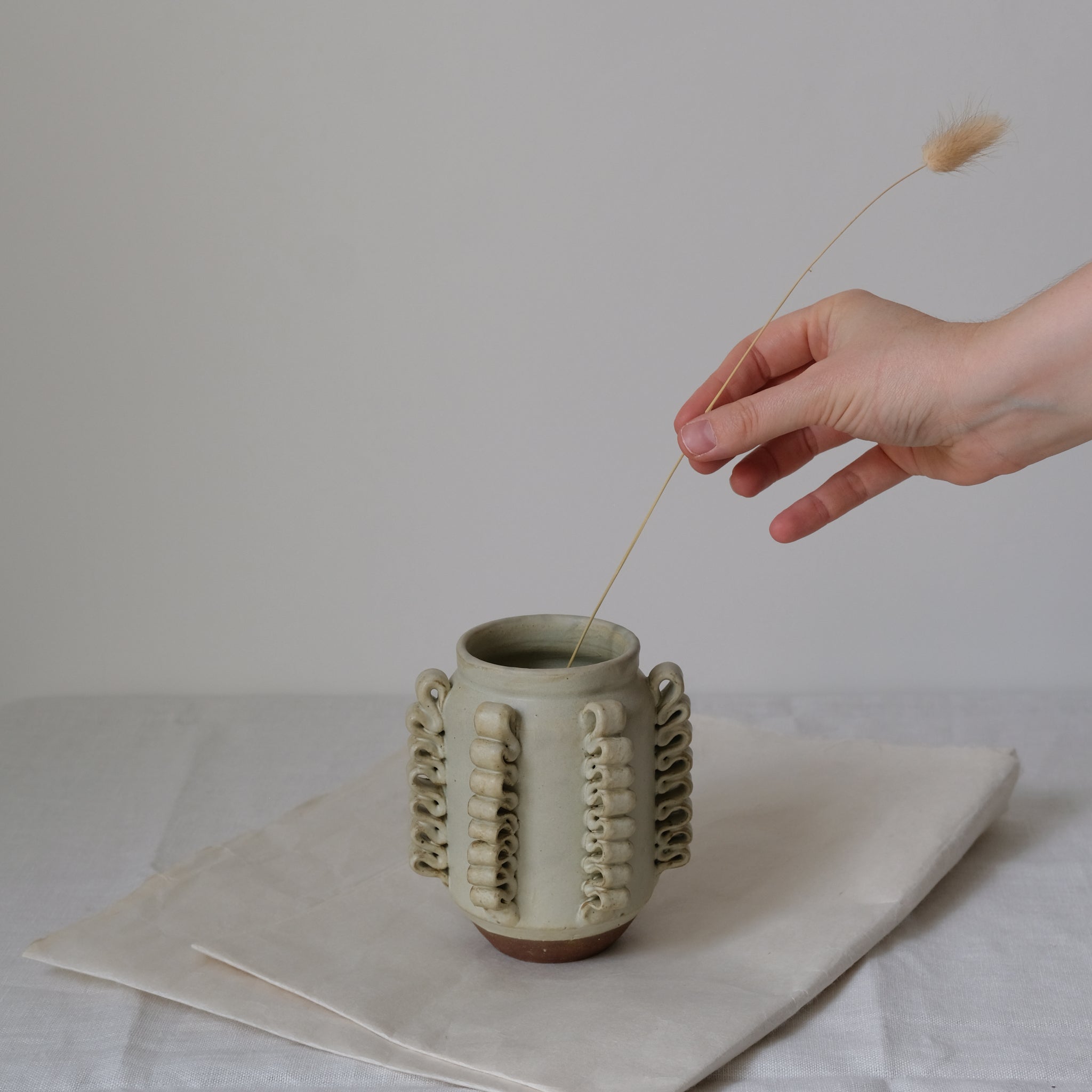 Vase Lola Mini beige de Perla Valtierra chez Brutal Ceramics