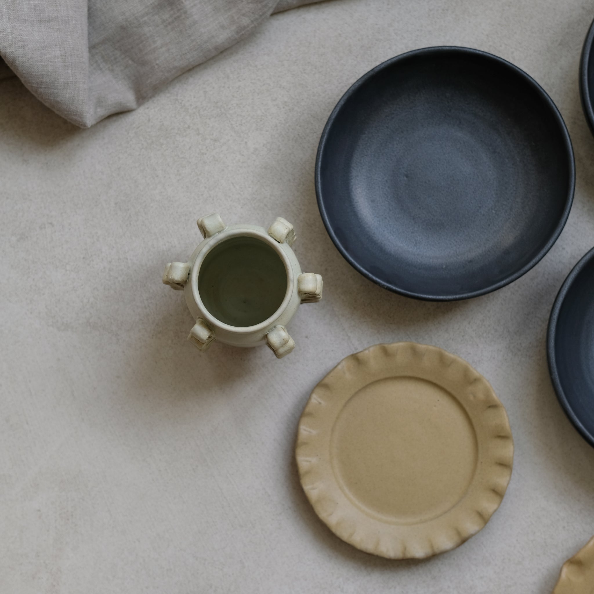 Vase Lola Mini beige de Perla Valtierra chez Brutal Ceramics