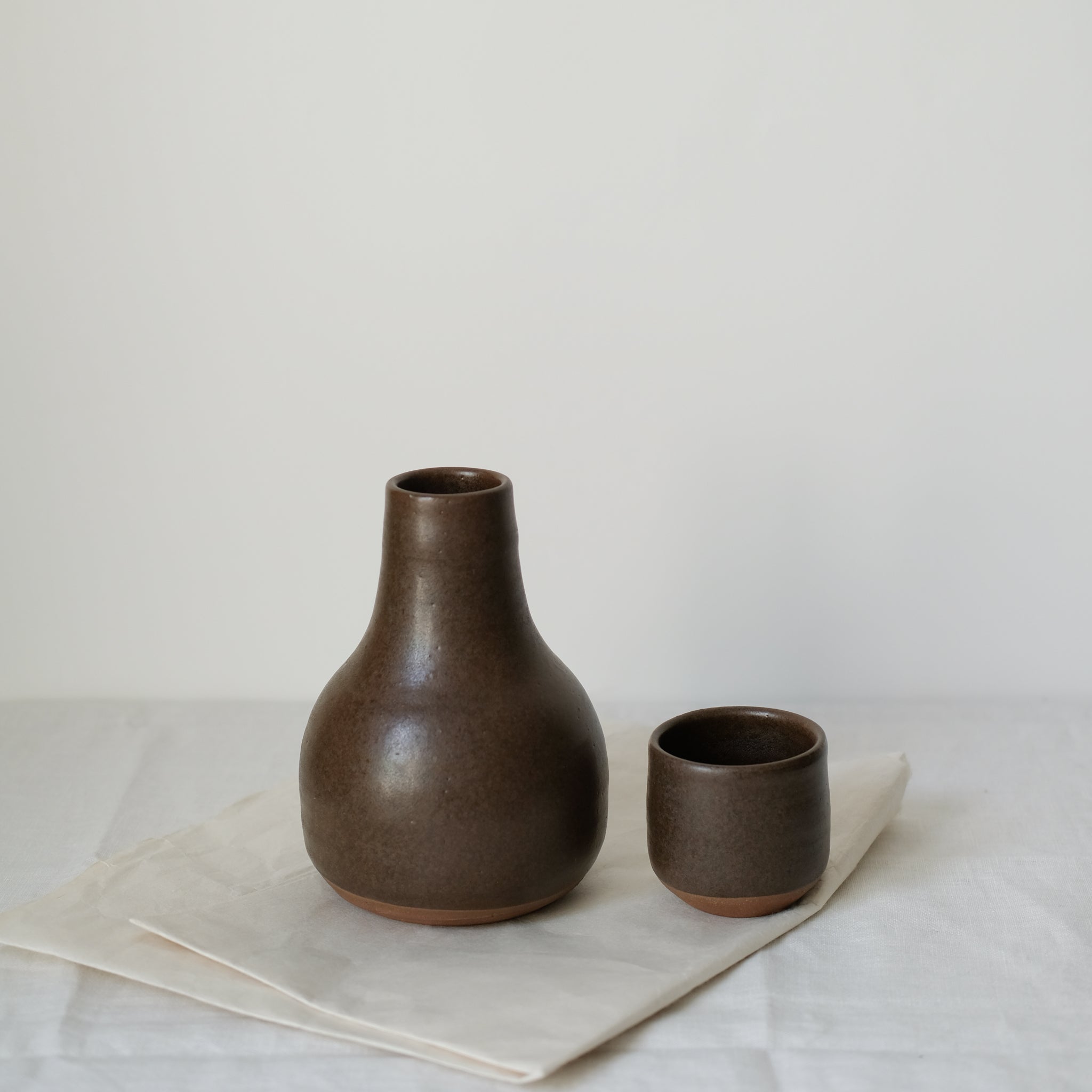 Set carafe et tasse marron de Perla Valtierra chez Brutal Ceramics