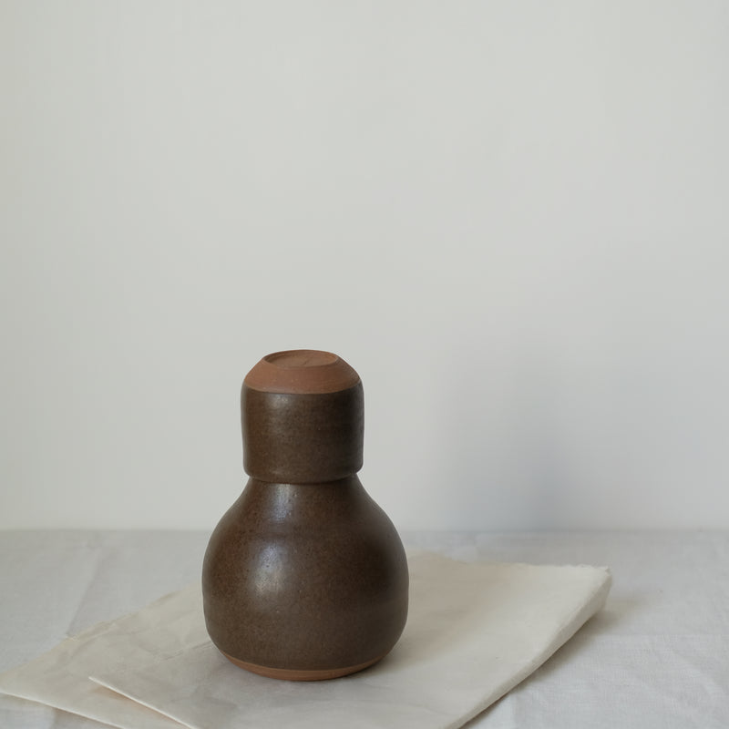 Set carafe et tasse marron de Perla Valtierra chez Brutal Ceramics