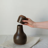 Set carafe et tasse marron de Perla Valtierra chez Brutal Ceramics