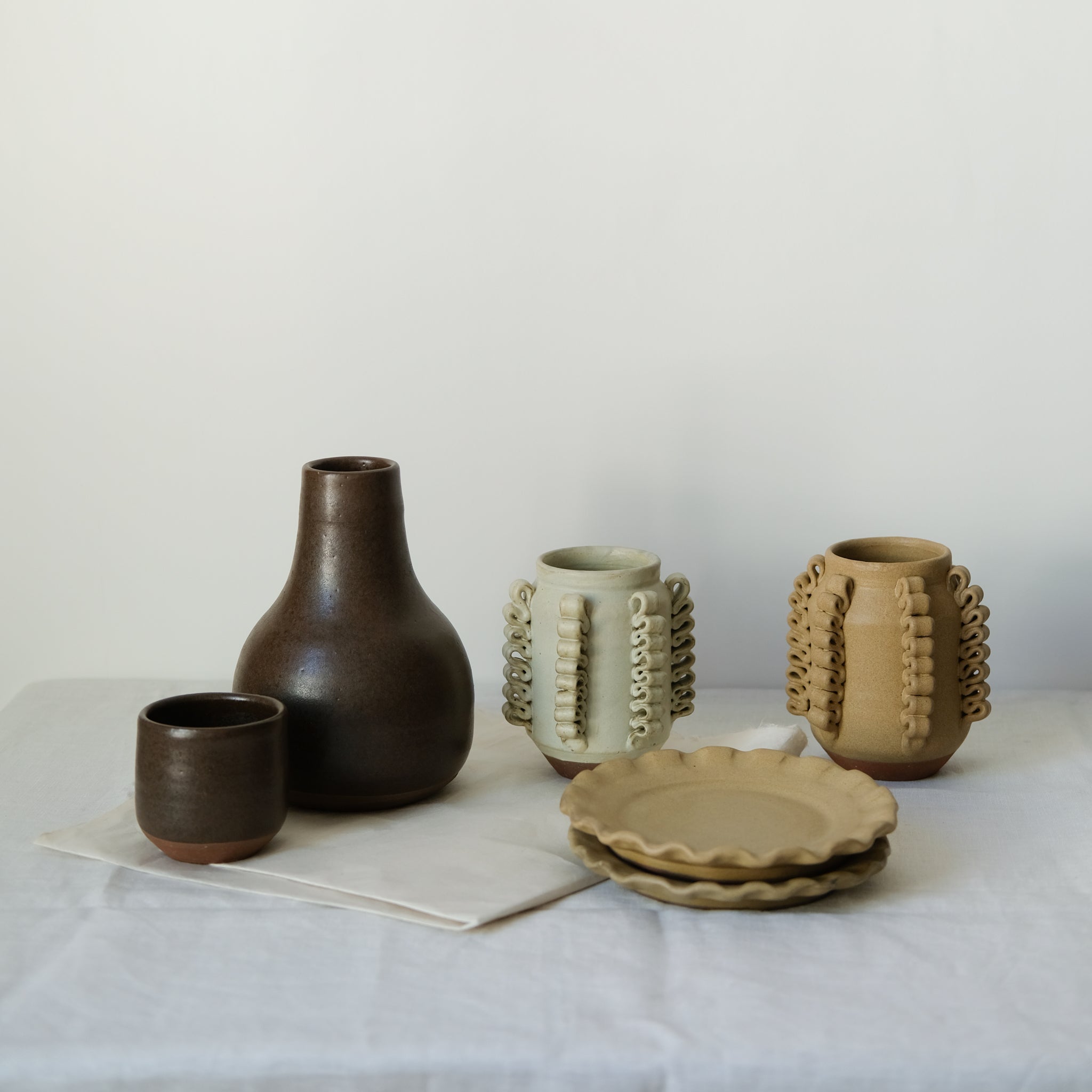 Set carafe et tasse marron de Perla Valtierra chez Brutal Ceramics