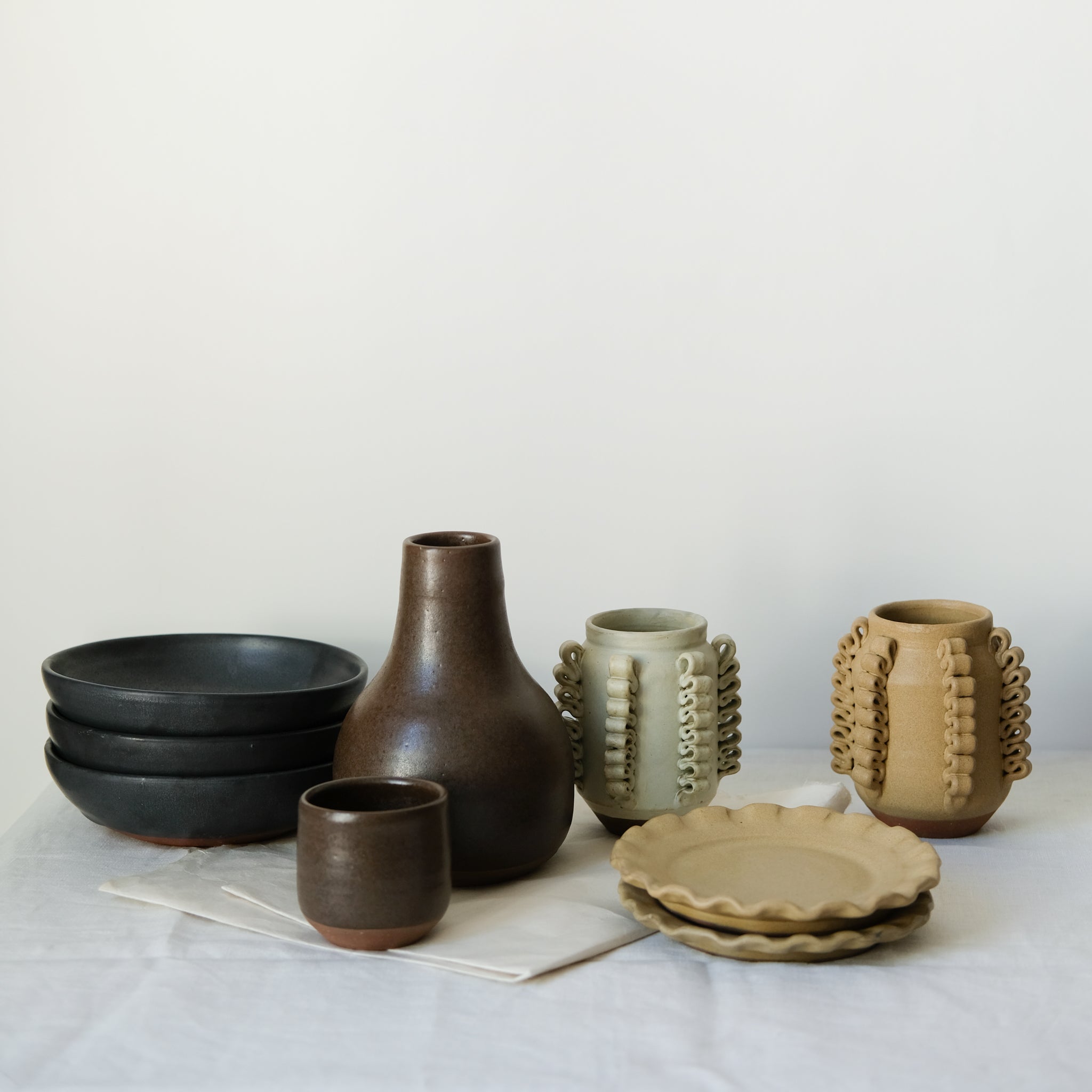 Vase Lola Mini moutarde de Perla Valtierra chez Brutal Ceramics
