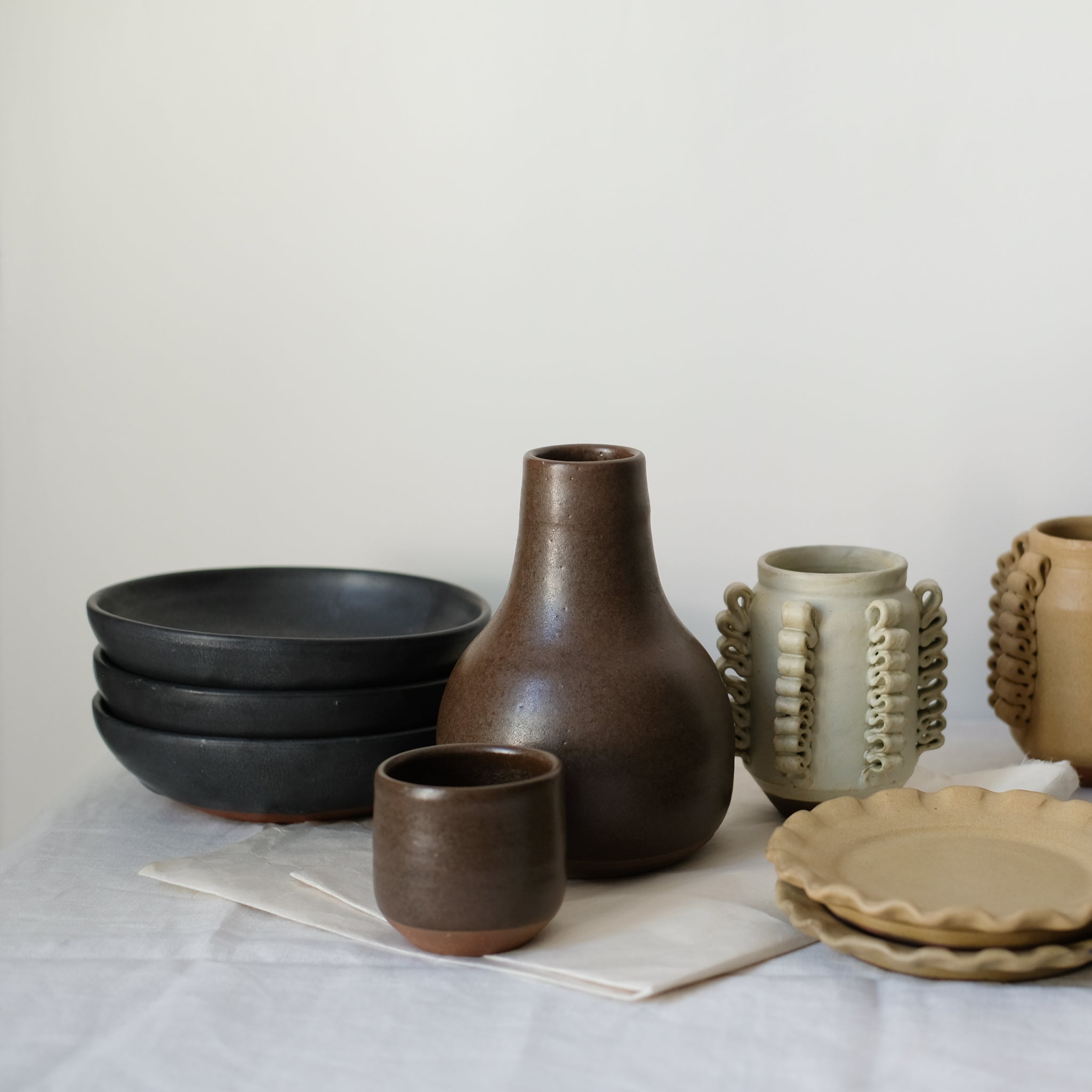 Assiette creuse en argile gris de Perla Valtierra chez Brutal Ceramics