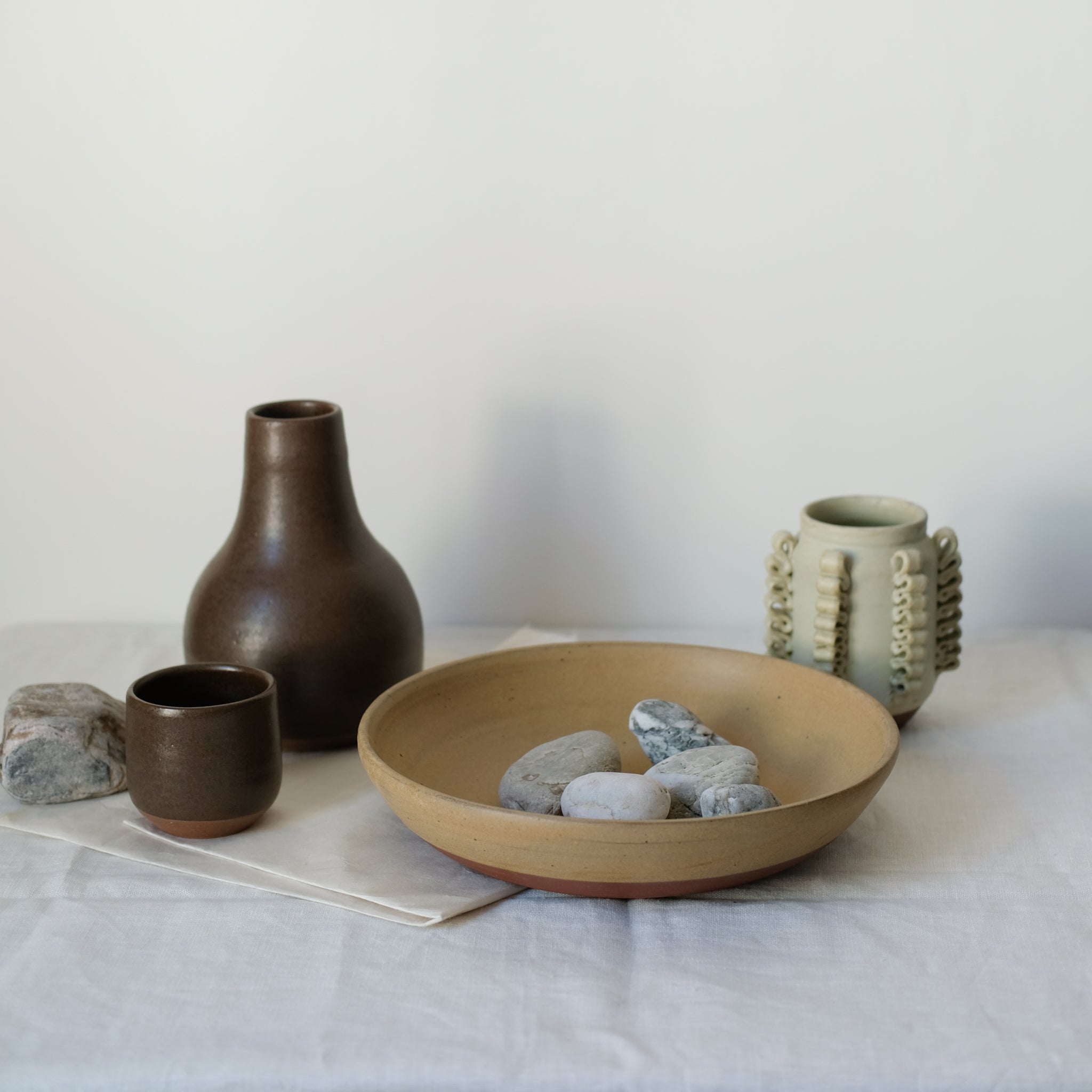 Plat de service en argile moutarde de Perla Valtierra chez Brutal Ceramics