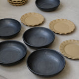 Assiette creuse en argile gris de Perla Valtierra chez Brutal Ceramics