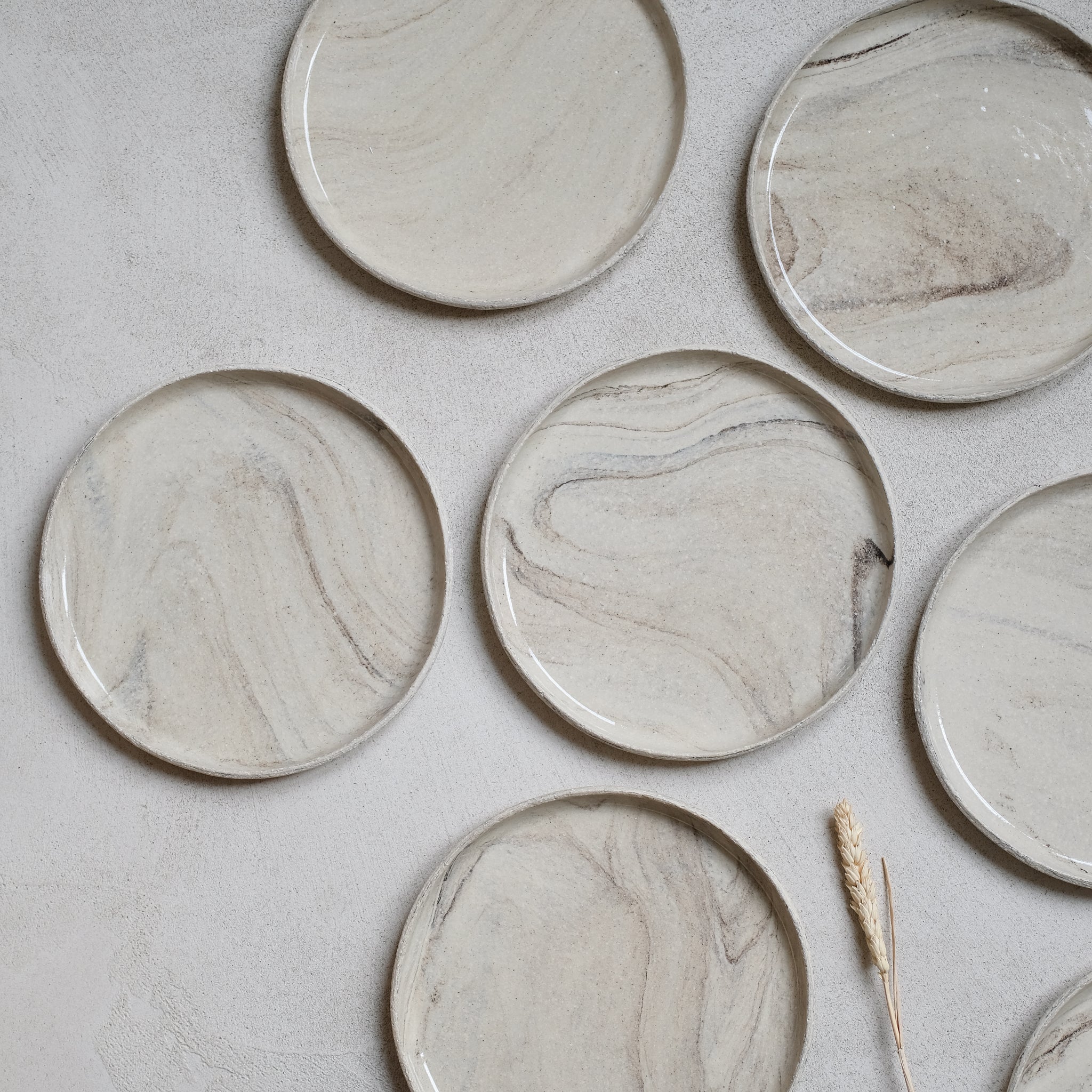 Assiette marbée en grès par Sarah Thomas Céramiques chez Brutal Ceramics