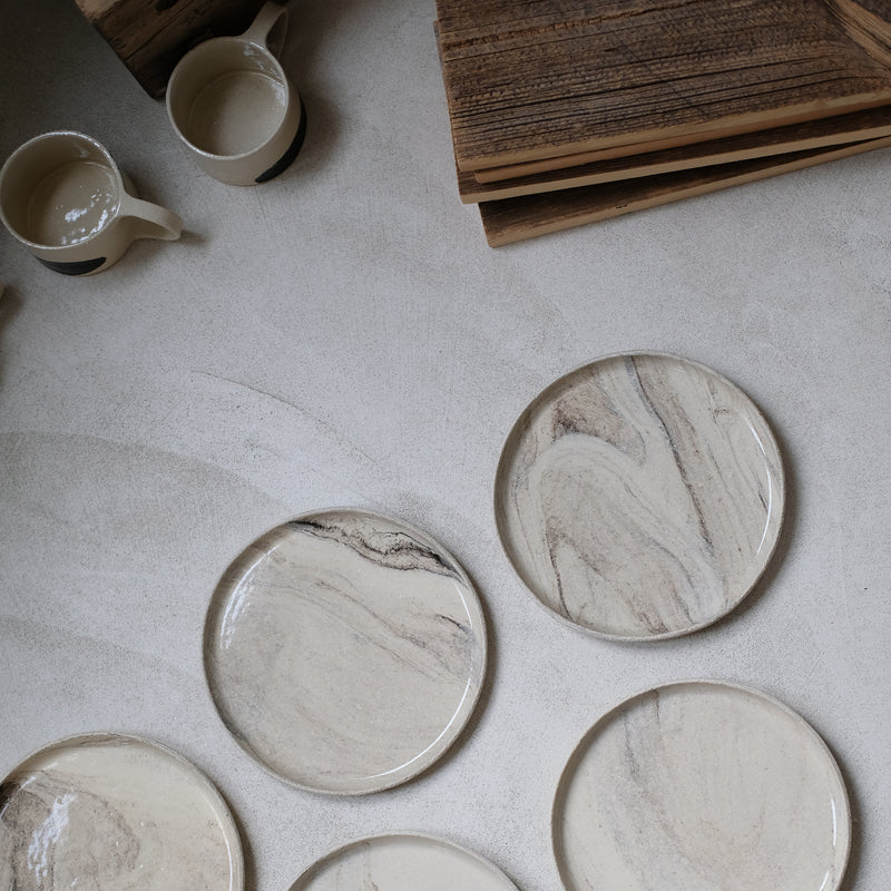 Assiette marbée en grès par Sarah Thomas Céramiques chez Brutal Ceramics