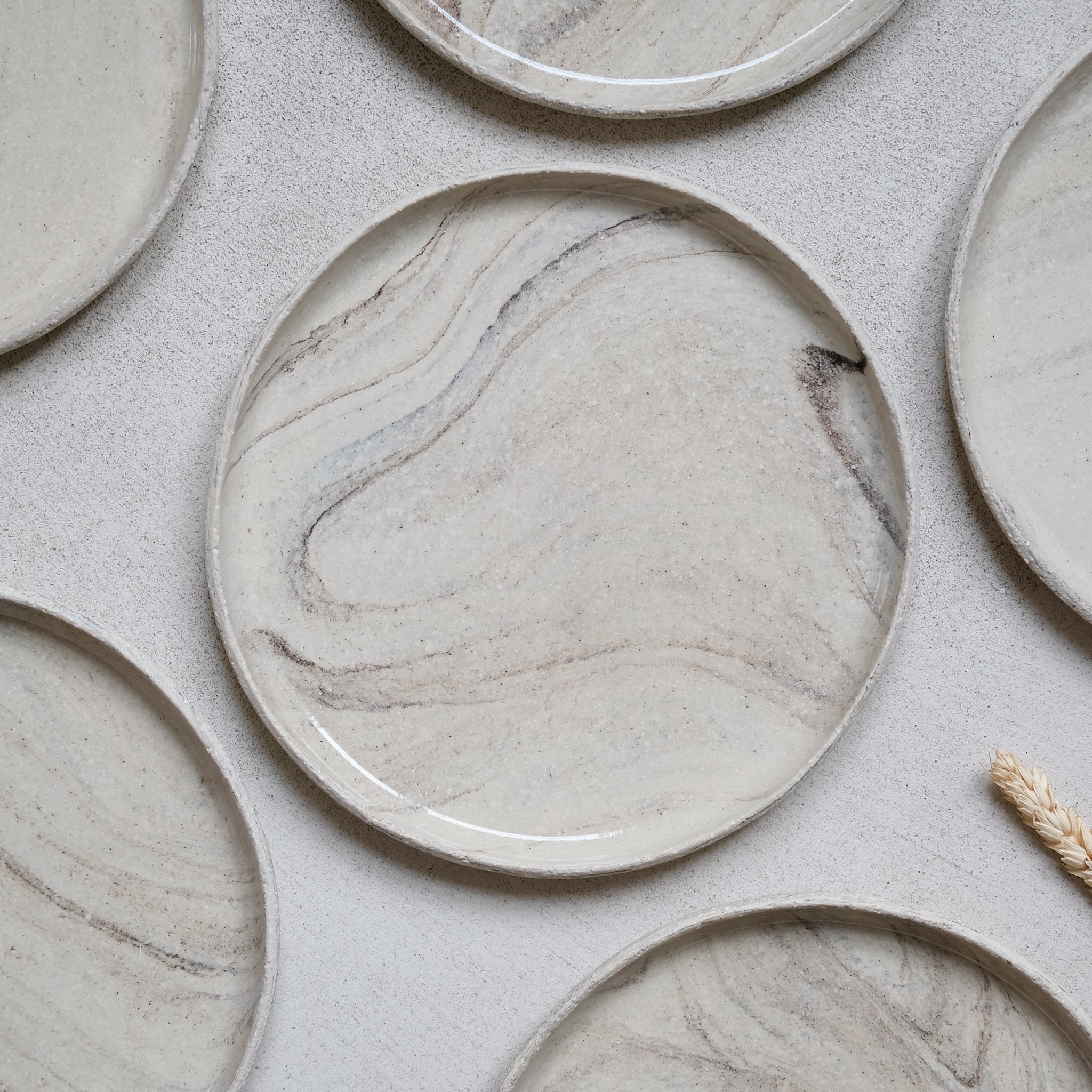 Assiette marbée en grès par Sarah Thomas Céramiques chez Brutal Ceramics