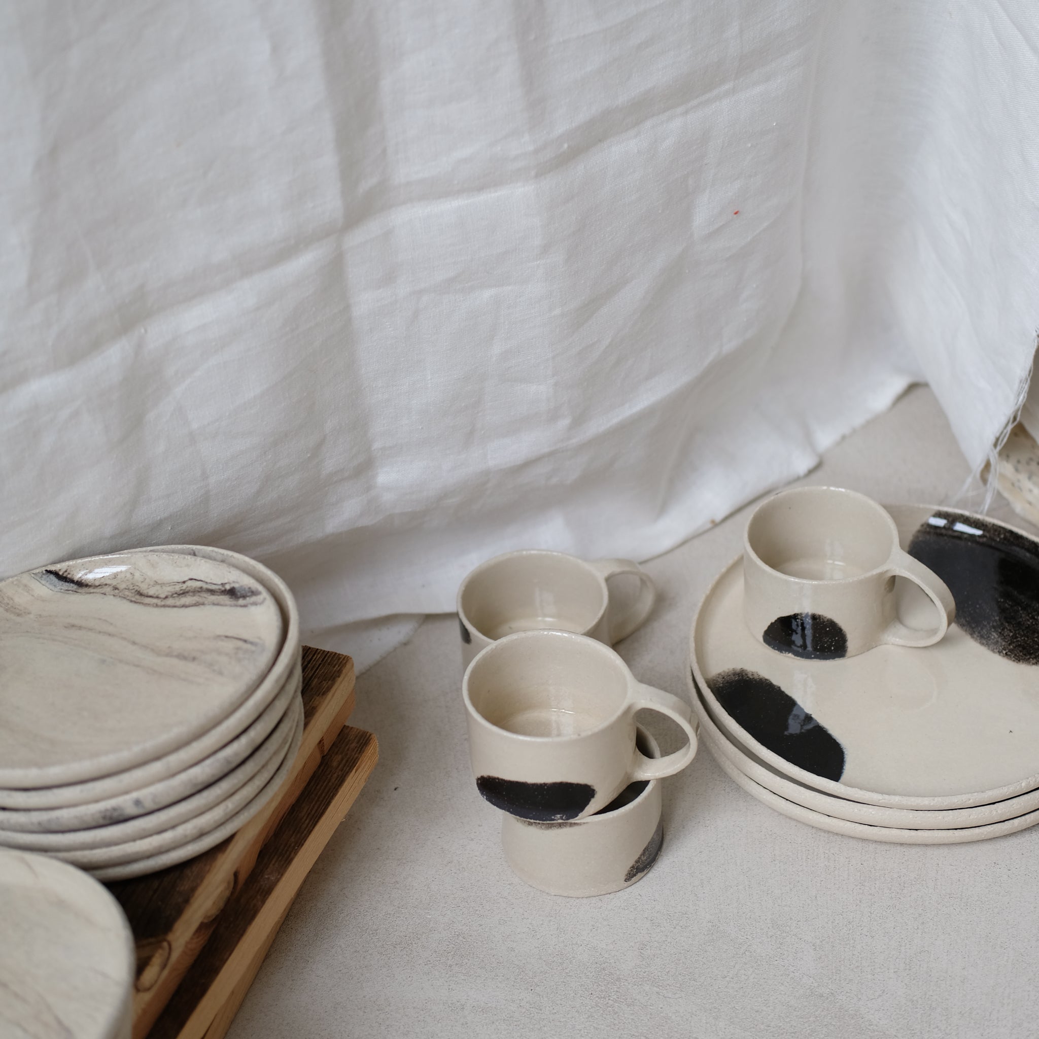 Assiette en grès par Sarah Thomas Céramiques chez Brutal