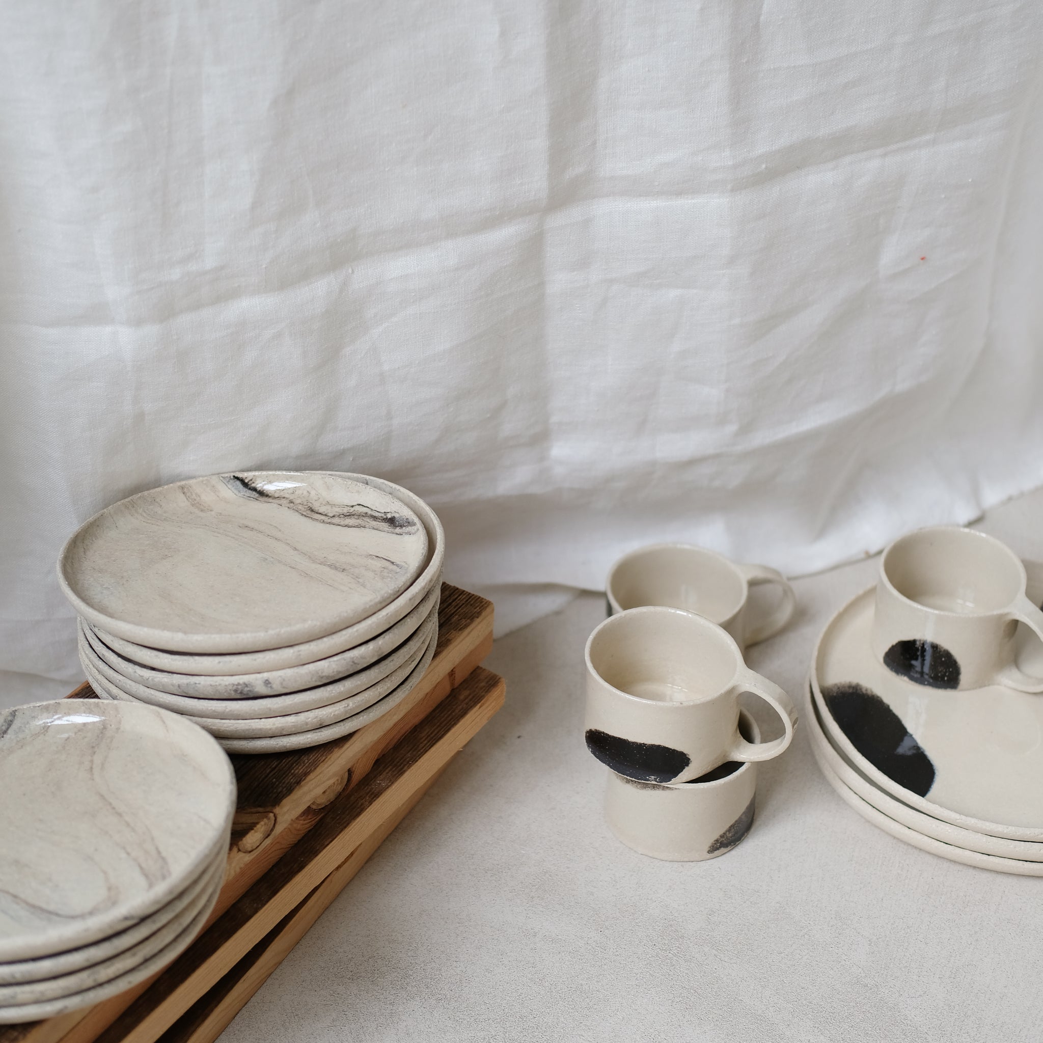 Assiette marbée en grès par Sarah Thomas Céramiques chez Brutal Ceramics