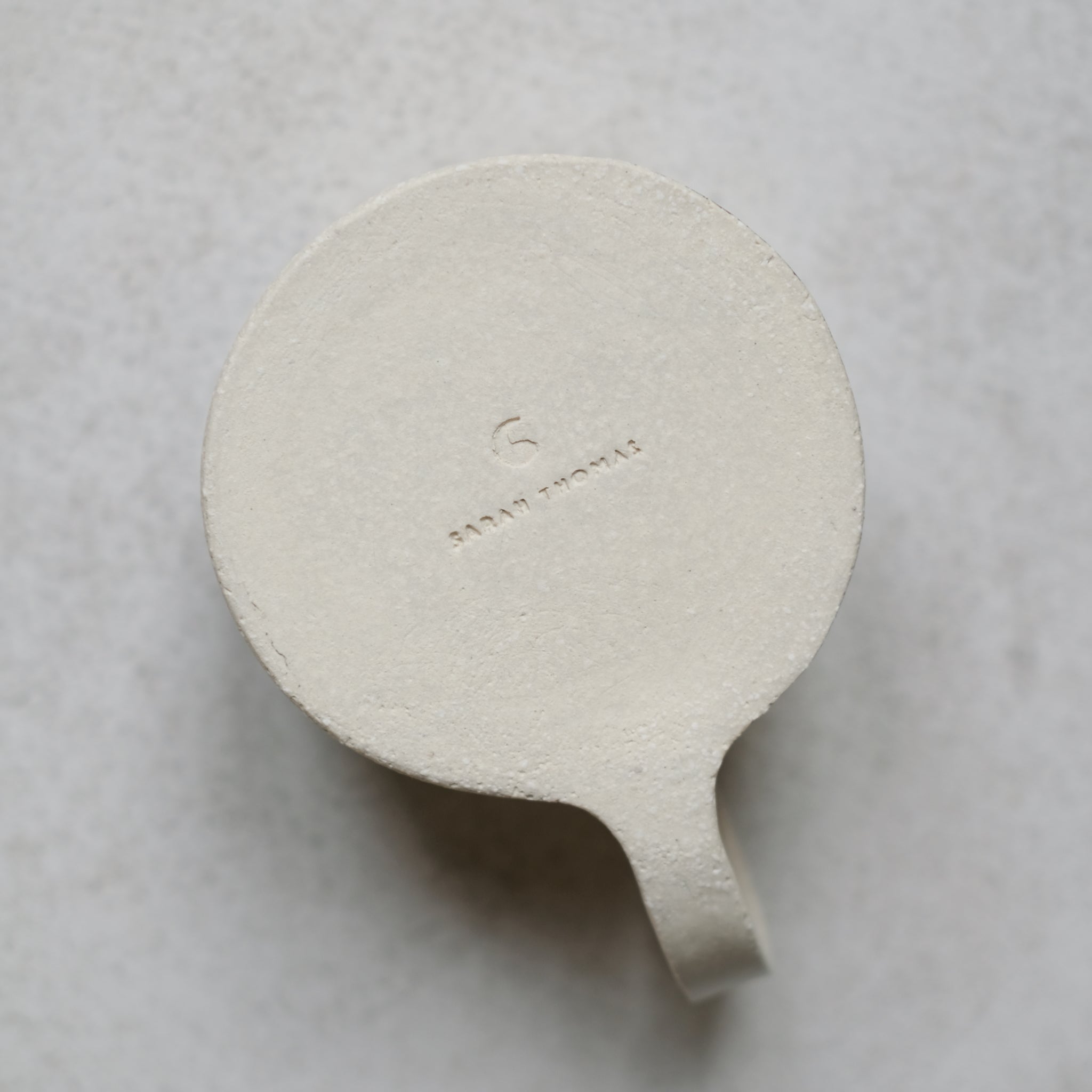 Tasse en grès par Sarah Thomas Céramiques chez Brutal Ceramics