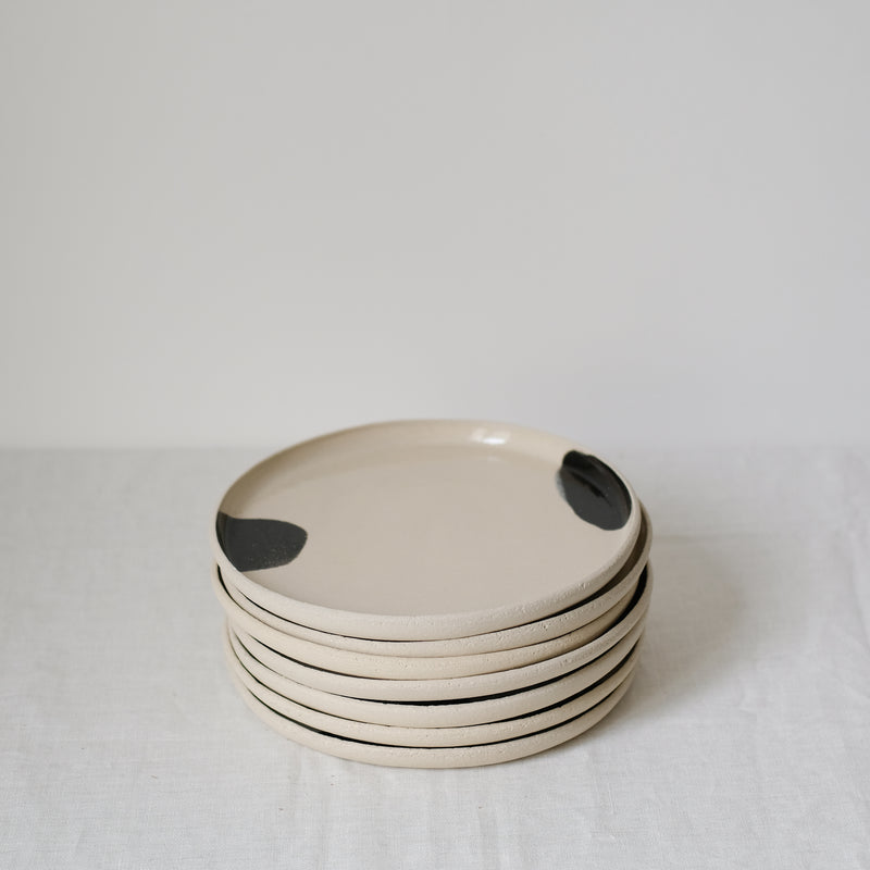 Assiette en grès par Sarah Thomas Céramiques chez Brutal Ceramics
