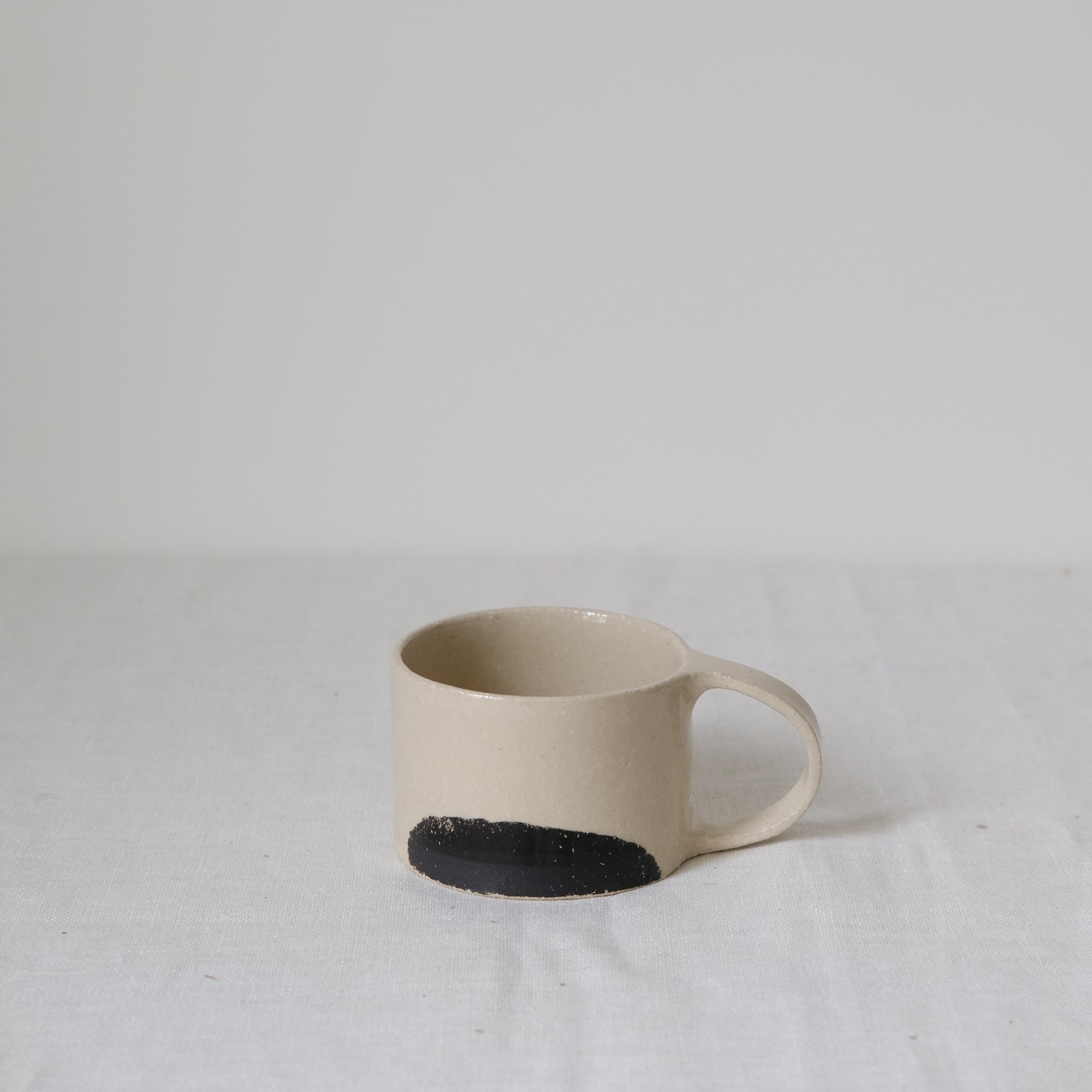 Tasse en grès par Sarah Thomas Céramiques chez Brutal Ceramics