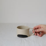 Tasse en grès par Sarah Thomas Céramiques chez Brutal Ceramics