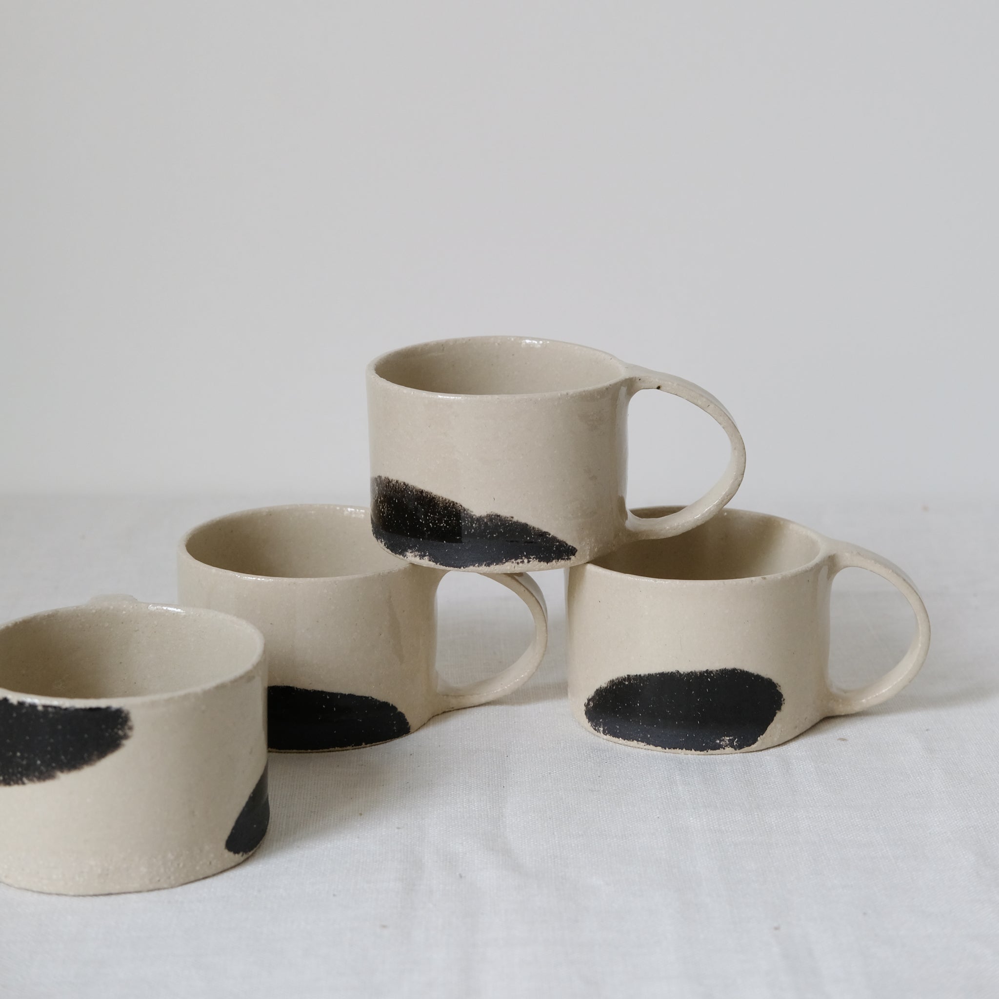 Tasse en grès par Sarah Thomas Céramiques chez Brutal Ceramics