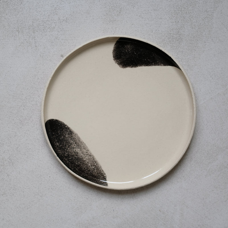 Assiette en grès par Sarah Thomas Céramiques chez Brutal Ceramics