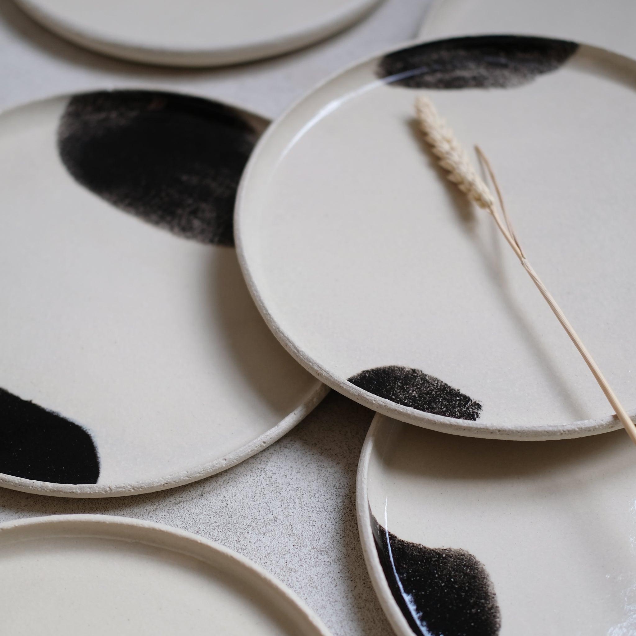 Assiette en grès par Sarah Thomas Céramiques chez Brutal Ceramics