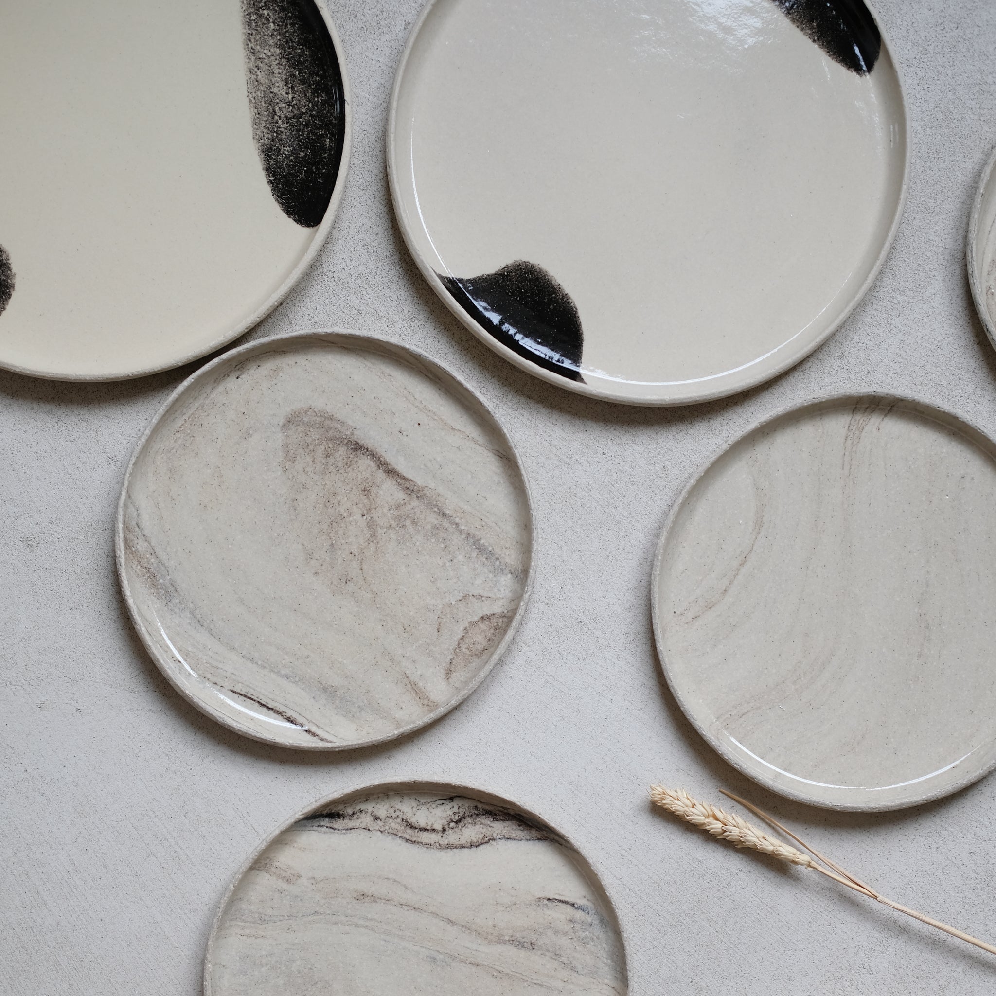 Assiette marbée en grès par Sarah Thomas Céramiques chez Brutal Ceramics