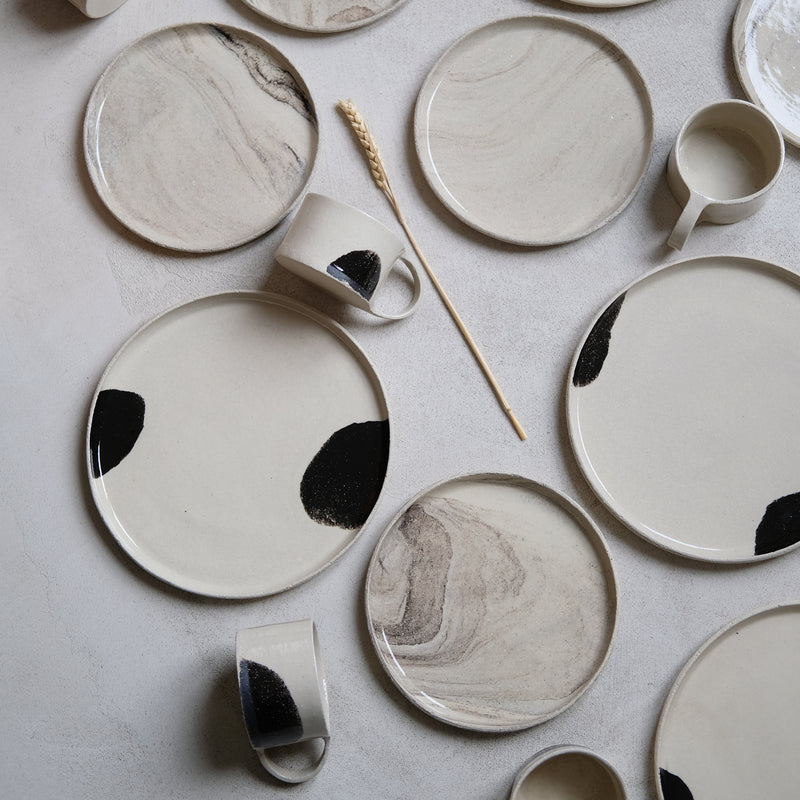 Assiette en grès par Sarah Thomas Céramiques chez Brutal Ceramics