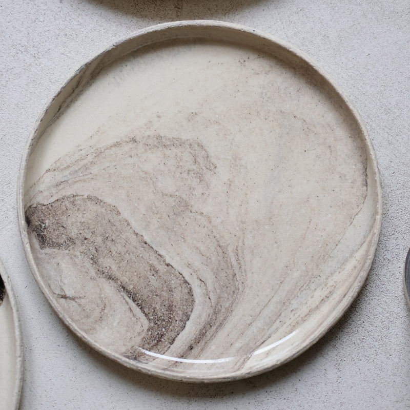 Assiette marbée en grès par Sarah Thomas Céramiques chez Brutal Ceramics