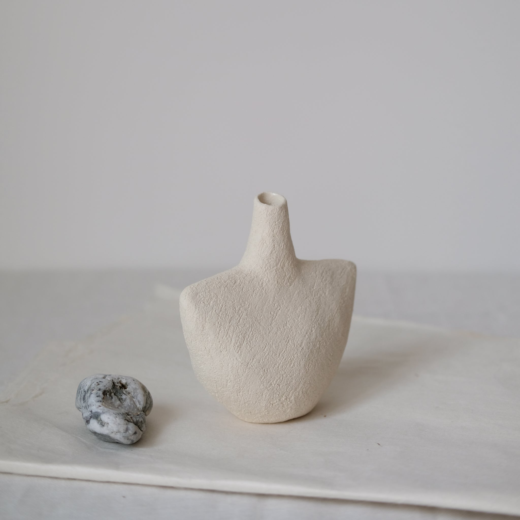 Petit vase Oiseau_08 - Blanc par Stéphanie Petit chez Brutal