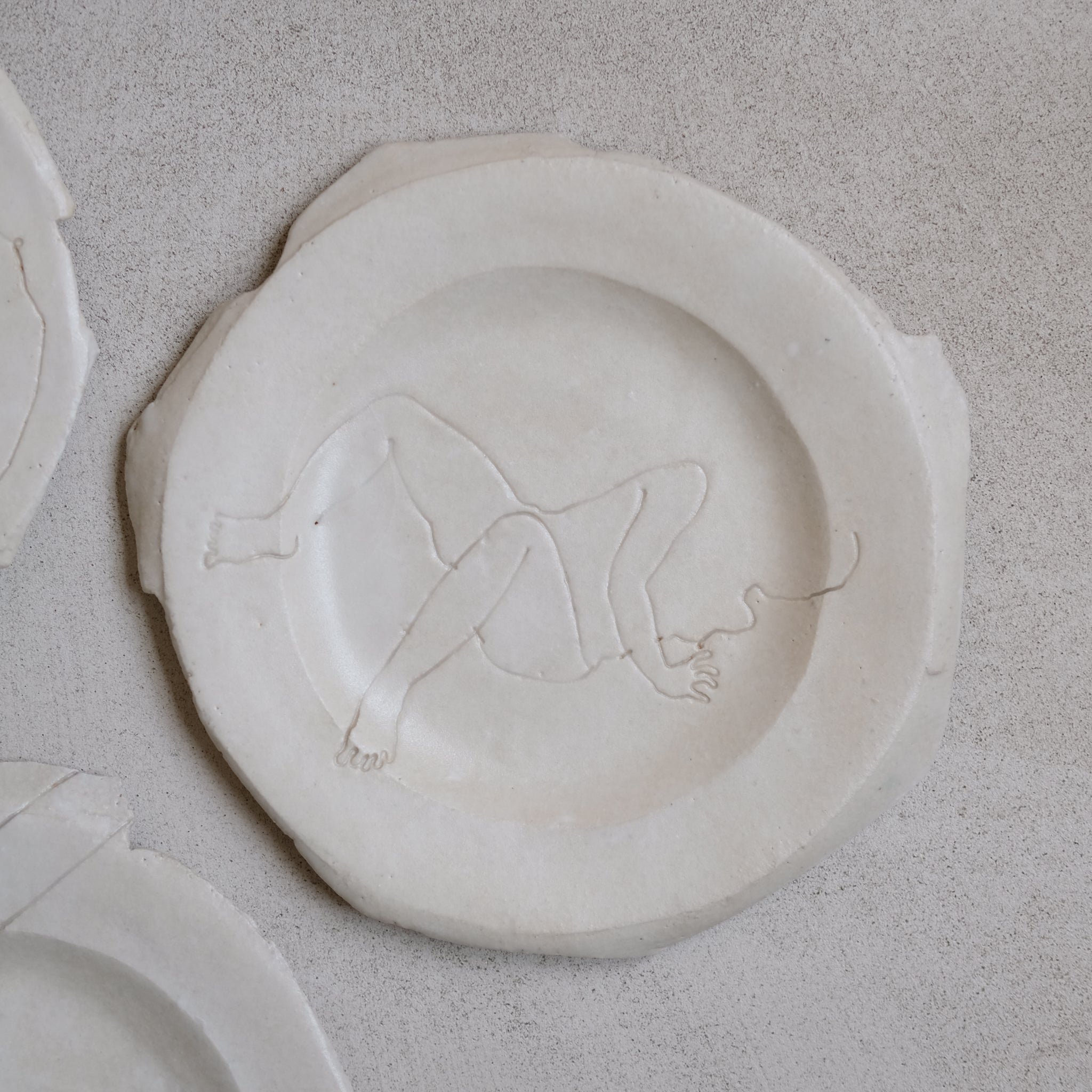 Assiette D 20cm "Reclining"- Blanc de Yellow Nose Studio x Yuka Tanaka chez Brutal Ceramics