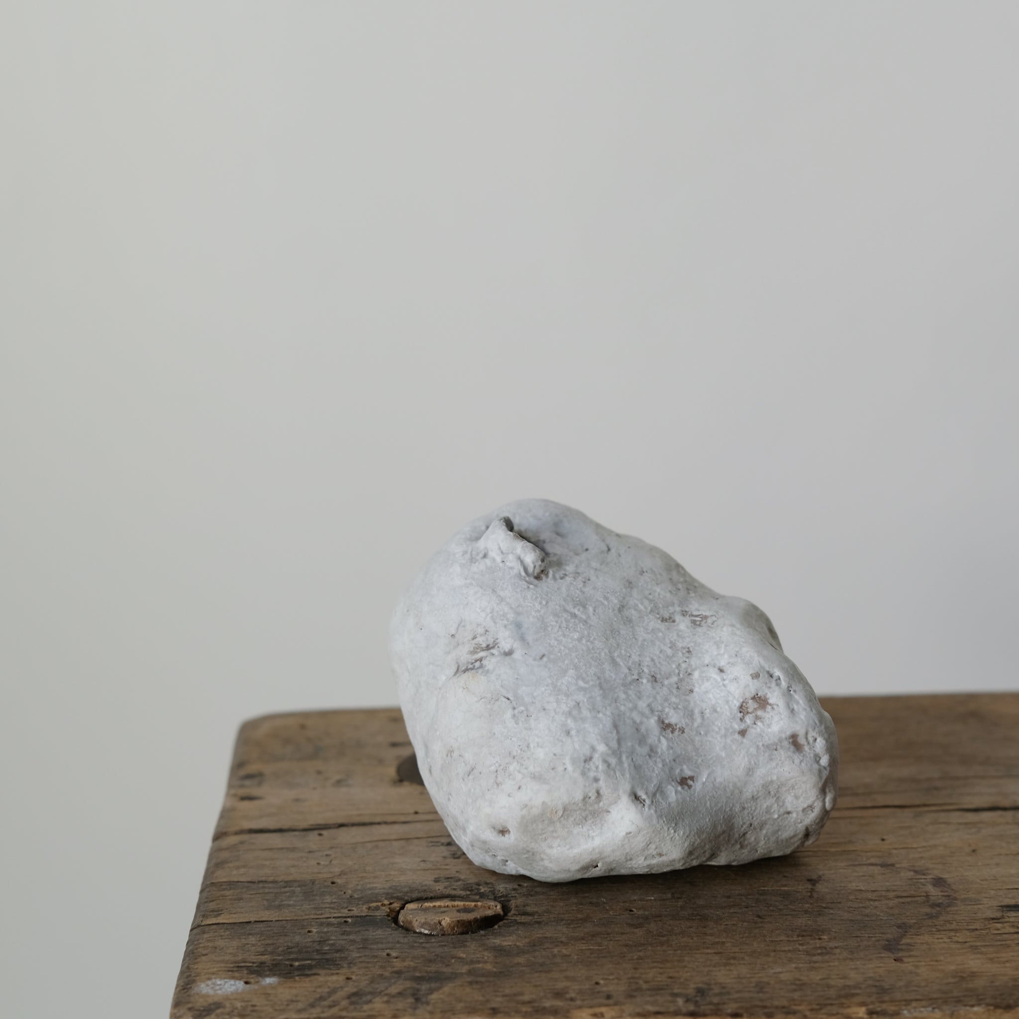 Vase Taipei, Taiwan, 2020 - H 7cm - Gris blanc Yellow Nose Studio chez Brutal Ceramics
