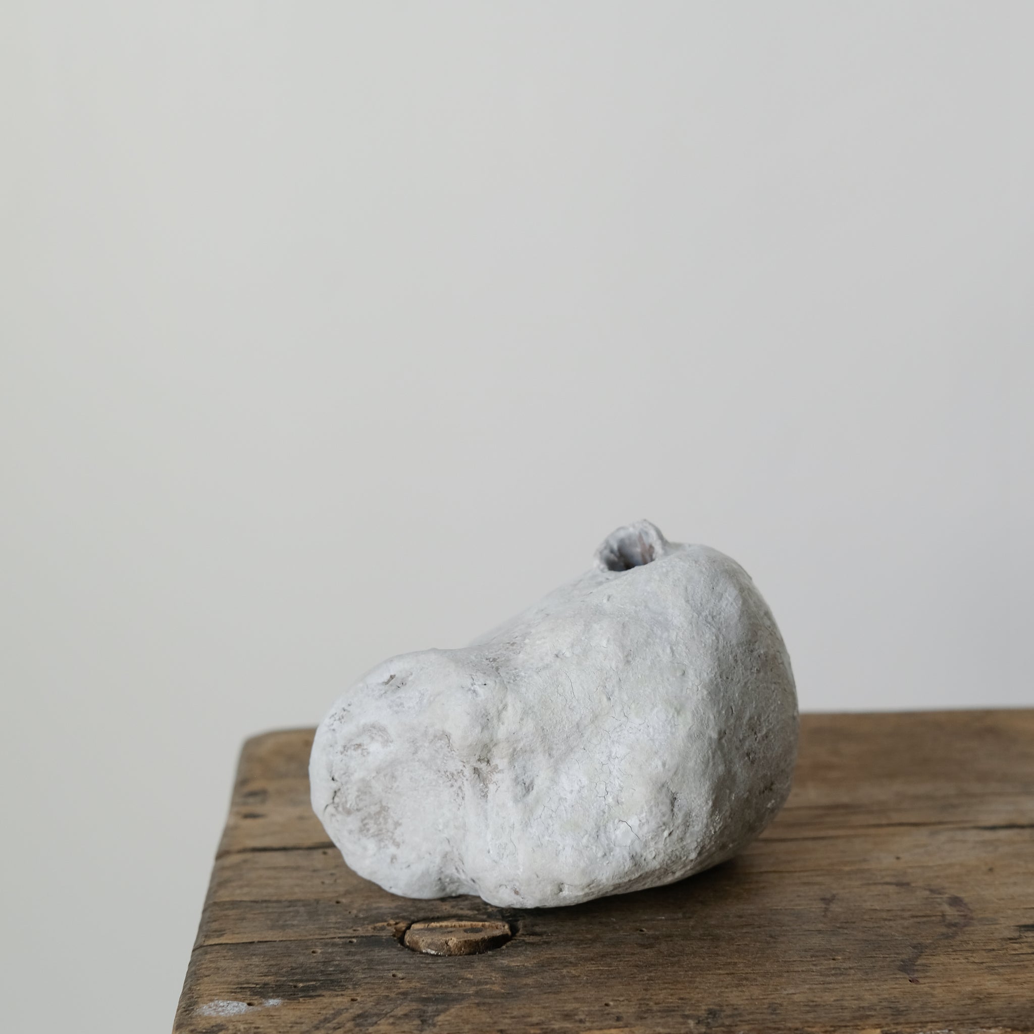 Vase Taipei, Taiwan, 2020 - H 7cm - Gris blanc Yellow Nose Studio chez Brutal Ceramics